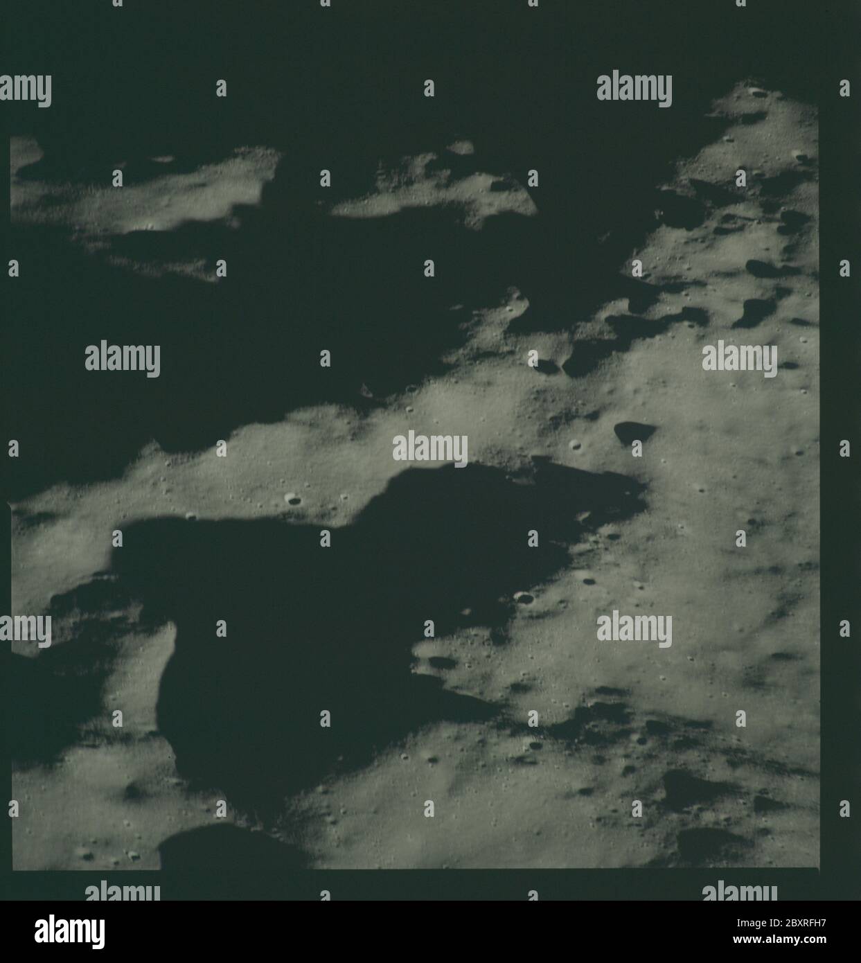 AS14-72-9948 - Apollo 14 - immagine della missione Apollo 14 - Vista ad est da un punto ad ovest del cratere Chaplygin.; scopo e contenuto: Il database originale descrive questo come: Descrizione: Vista ad est da un punto ad ovest del cratere Chaplygin. Le immagini sono state scattate durante la Rivoluzione 14 della missione Apollo 14. Il caricatore di pellicola originale era etichettato L, il tipo di pellicola era CEX S0-368 (Ektachrome MS, inversione di colore), lente da 500 mm con un'elevazione del sole di 7 gradi. La scala approssimativa della foto è 1:1,360,000. La latitudine del punto principale era di 3.5S dalla longitudine 148.5E, con un'inclinazione della telecamera di 50 gradi e un azimuth di 45 Foto Stock
