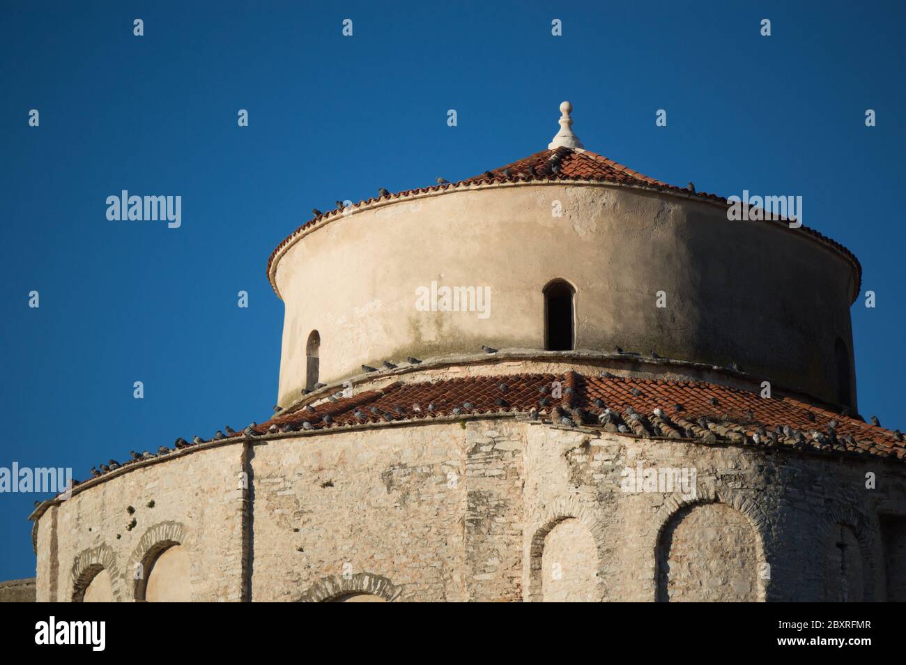 Particolare della chiesa medievale, la chiesa di San Donato a Zara, il più grande edificio pre-romanico in Croazia. Foto Stock