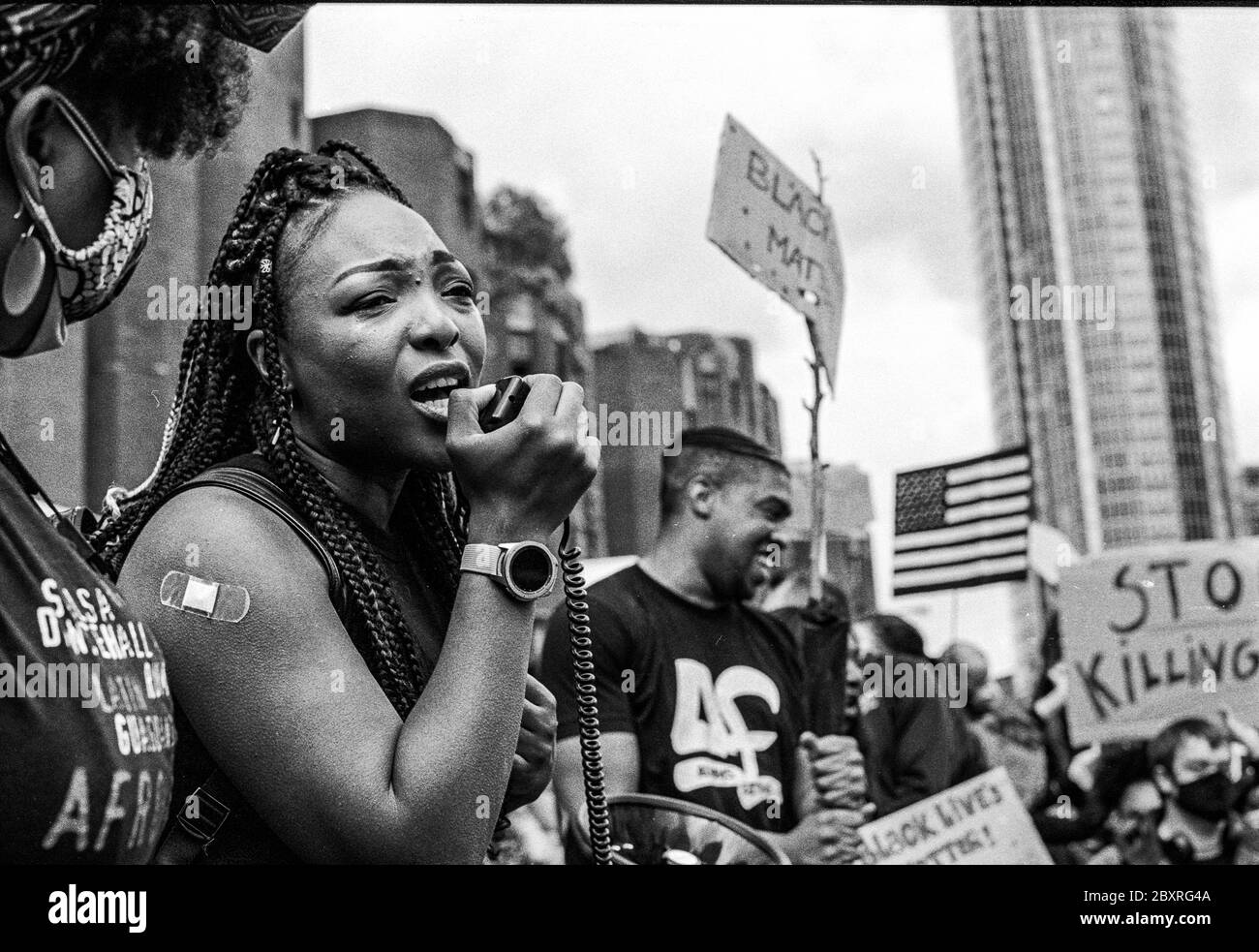 I manifestanti Black Lives Matter al di fuori dell'ambasciata statunitense a Londra, dopo la morte di George Floyd nella custodia della polizia a Minneapolis il 25 maggio 2020 Foto Stock