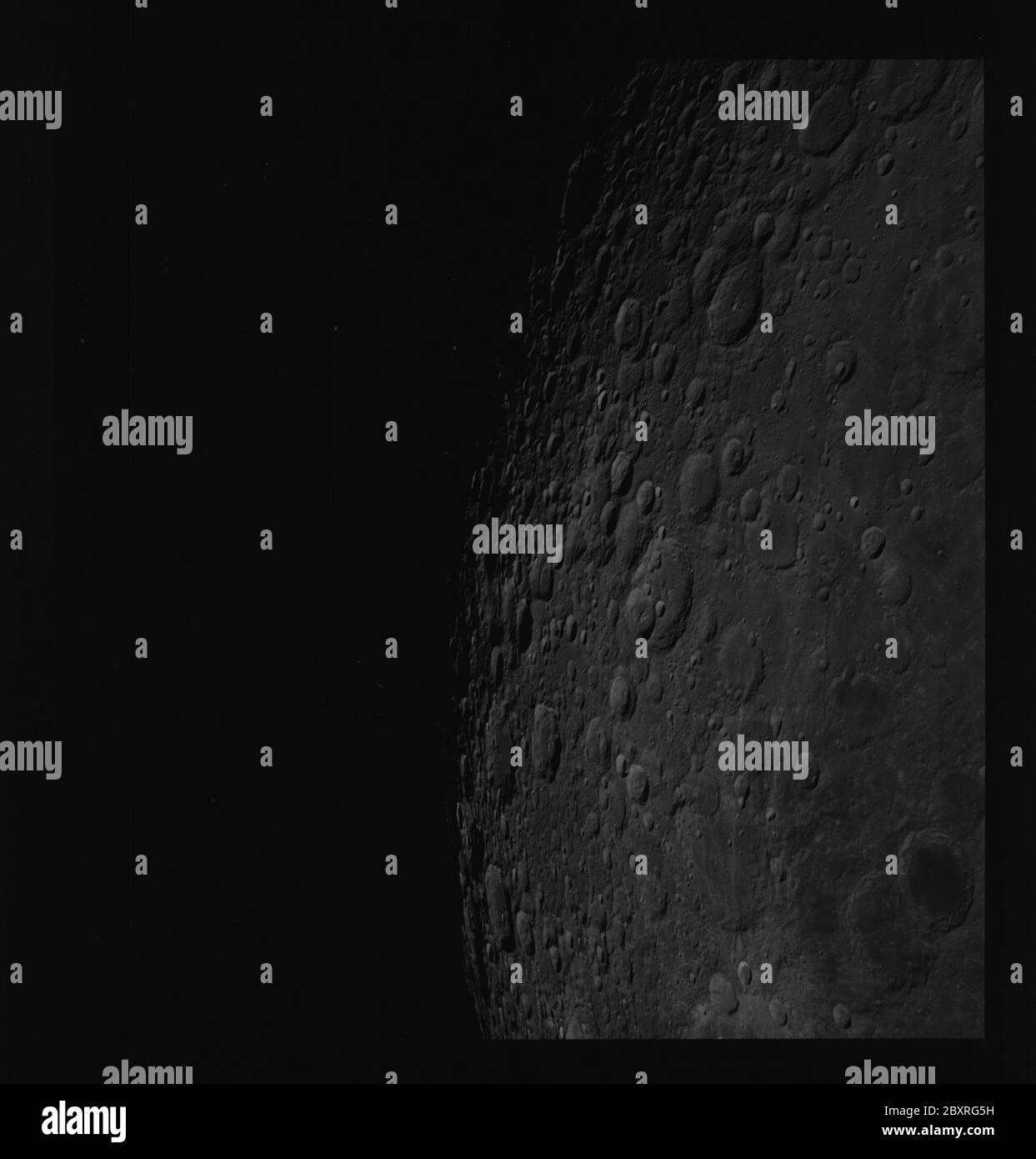 AS14-71-9882 - Apollo 14 - immagine della missione Apollo 14 - Vista dei crateri Maxwell, Szilard, Seyfert e Olcott.; ambito e contenuto: Il database originale descrive questo come: Descrizione: Vista dei crateri Maxwell, Szilard, Seyfert e Olcott. Le immagini sono state scattate durante la Transearchh Coast (TEC) della missione Apollo 14. Il caricatore di pellicola originale era etichettato T, il tipo di pellicola era 3400BW (Panatomic-X, Nero e Bianco), lente da 80 mm con un'elevazione del sole di 20 gradi. Vista dell'orizzonte, con un azimut di 45 gradi. Oggetto: Apollo 14 volo, Luna (pianeta) Categorie: Osservazioni lunari originale: Film - 7 Foto Stock