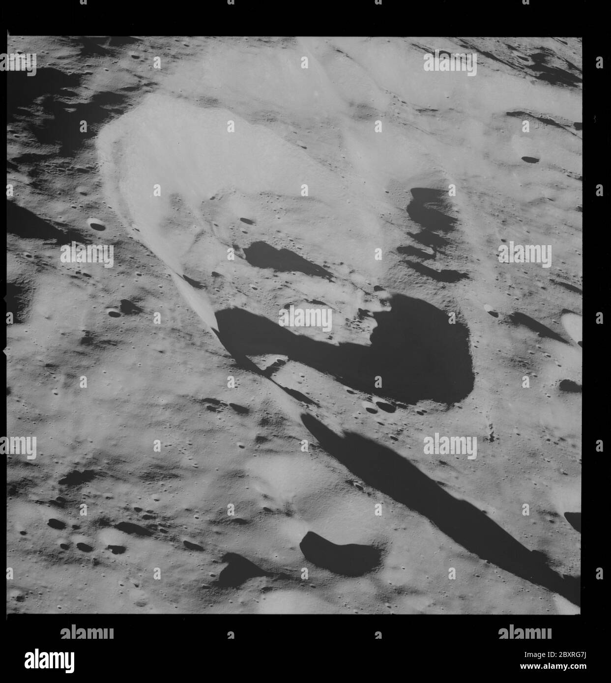 AS08-13-2317 - Apollo 8 - immagine della missione Apollo 8, Luna; ambito e contenuto: Il database originale descrive questo come: Descrizione: Apollo 8, Luna. Latitudine 7 gradi 30 Sud, Longitudine 159.5 gradi 30 Ovest. Modalità inclinazione telecamera: Bassa obliqua. Direzione: Sud. Angolo solare 10 gradi. La rivista Original Film è stata etichettata come E. Camera Data: 70mm Hasselblad; F-Stop: F-5.6; Shutter Speed: 1/250 seconds. Tipo di pellicola: Kodak SO-3400 bianco e nero, ASA 40. Altra copertura fotografica: Lunar Orbiter 1 (lo i) S-3. Data del volo: 21-27,1968 dicembre. Oggetto: Volo Apollo 8, Fotografia lunare, Craters Categorie: Foto Stock