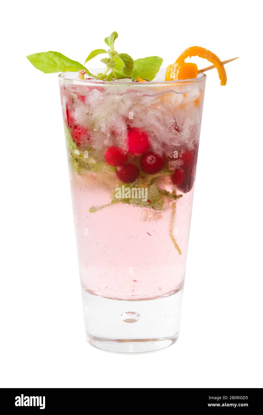 cocktail rinfrescante con menta verde e bacche Foto Stock