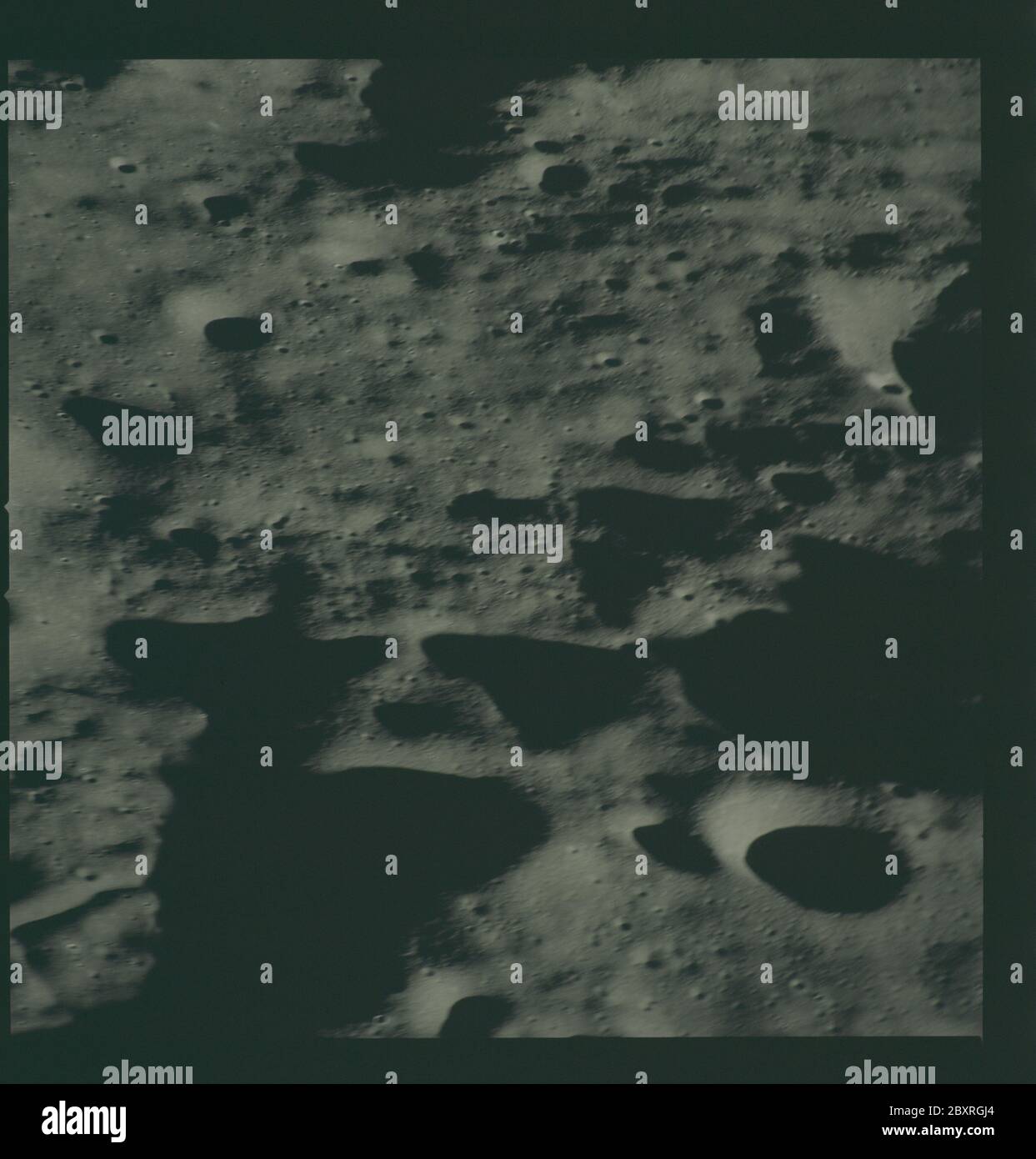 AS14-72-9955 - Apollo 14 - immagine della missione Apollo 14 - Vista a sud-est da un punto ad ovest del cratere Chaplygin e ad est del cratere Vill'Ev.; scopo e contenuto: Il database originale descrive questo come: Descrizione: Vista a sud-est da un punto ad ovest del cratere Chaplygin e ad est del cratere Vill'Ev. Le immagini sono state scattate durante la Rivoluzione 14 della missione Apollo 14. Il caricatore di pellicola originale era etichettato L, il tipo di pellicola era CEX S0-368 (Ektachrome MS, inversione di colore), lente da 500 mm con un'elevazione del sole di 7 gradi. La scala approssimativa della foto è 1:1,360,000. Principal Point Latitude era 5.5S Foto Stock