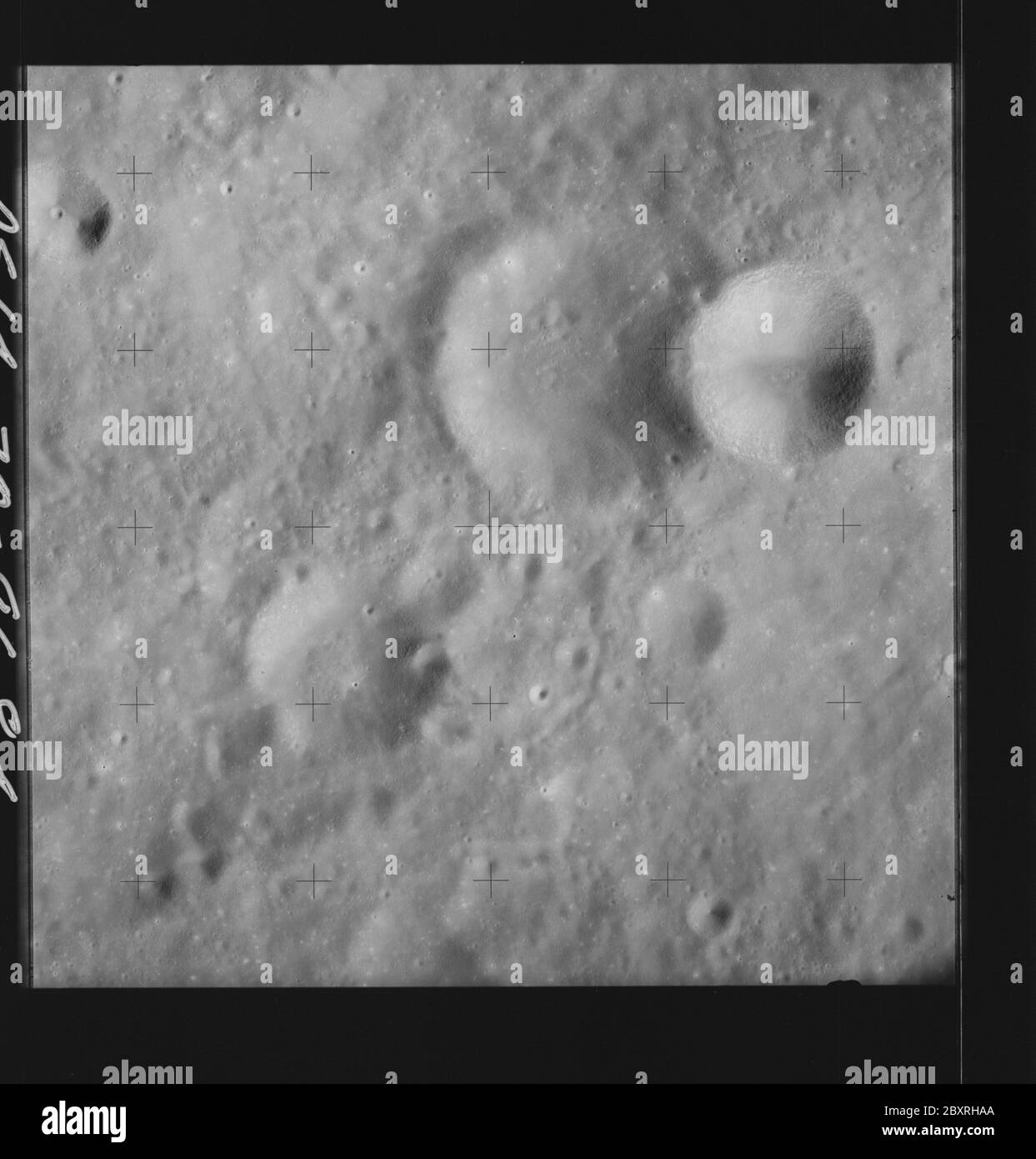 AS14-70-9684 - Apollo 14 - immagine della missione Apollo 14 - Vista della superficie lunare a sud-est del cratere di Einthoven.; scopo e contenuto: Il database originale descrive questo come: Descrizione: Vista della superficie lunare a sud-est del cratere di Einthoven. Sono state scattate immagini sulla Rivoluzione 26 della missione Apollo 14. Il caricatore di pellicola originale era etichettato Q, il tipo di pellicola era 3400BW (Panatomic-X, Nero e Bianco), lente da 80 mm con un'elevazione del sole di 28 gradi. La scala approssimativa della foto è 1:1,380,000. Il punto principale della latitudine era 7.5S da Longitude 111.5E, con un'inclinazione verticale della telecamera. Oggetto: Apollo 14 Fligh Foto Stock