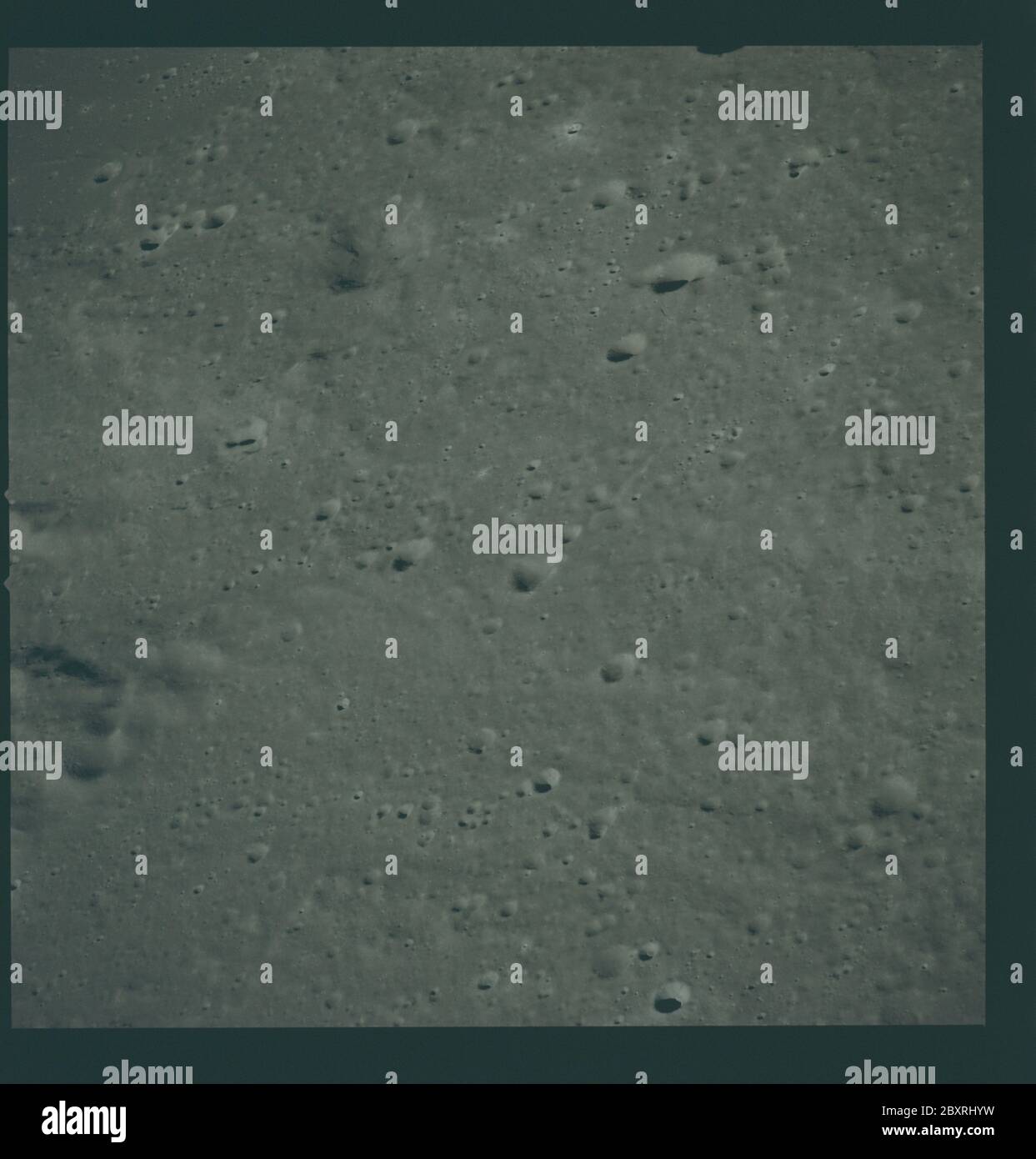 AS14-73-10118 - Apollo 14 - Apollo 14 immagine della missione - Vista del bordo nordorientale del Mare conosciuto.; scopo e contenuto: Il database originale descrive questo come: Descrizione: Vista del bordo nordorientale del Mare conosciuto (Mare Cognitum). Le immagini sono state scattate durante la Rivoluzione 26 della missione Apollo 14. Il caricatore di pellicola originale era etichettato M, il tipo di pellicola era S0-368 (Ektachrome MS, inversione di colore), lente da 250 mm con un'elevazione del sole di 22 gradi. La scala approssimativa della foto è 1:469,000. La latitudine del punto principale era di 7.0S per la longitudine 18.5W, con un'inclinazione della telecamera di 20 gradi e un azimuth di 255 gradi. Ter. Oggetto Foto Stock
