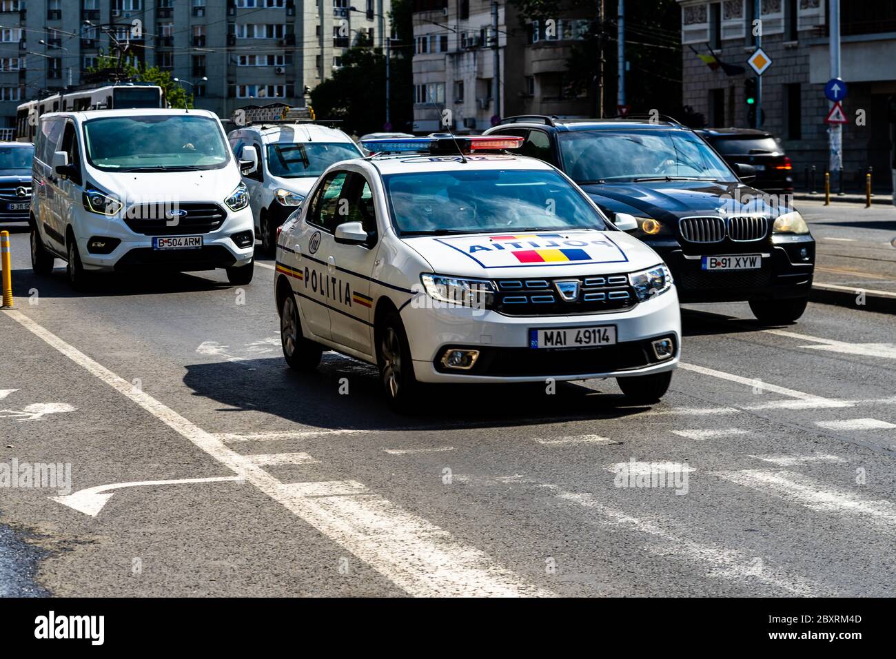 Polizia rumena (Polizia) auto pattugliando strade della Città Vecchia nel centro di Bucarest, Romania, 2020 Foto Stock
