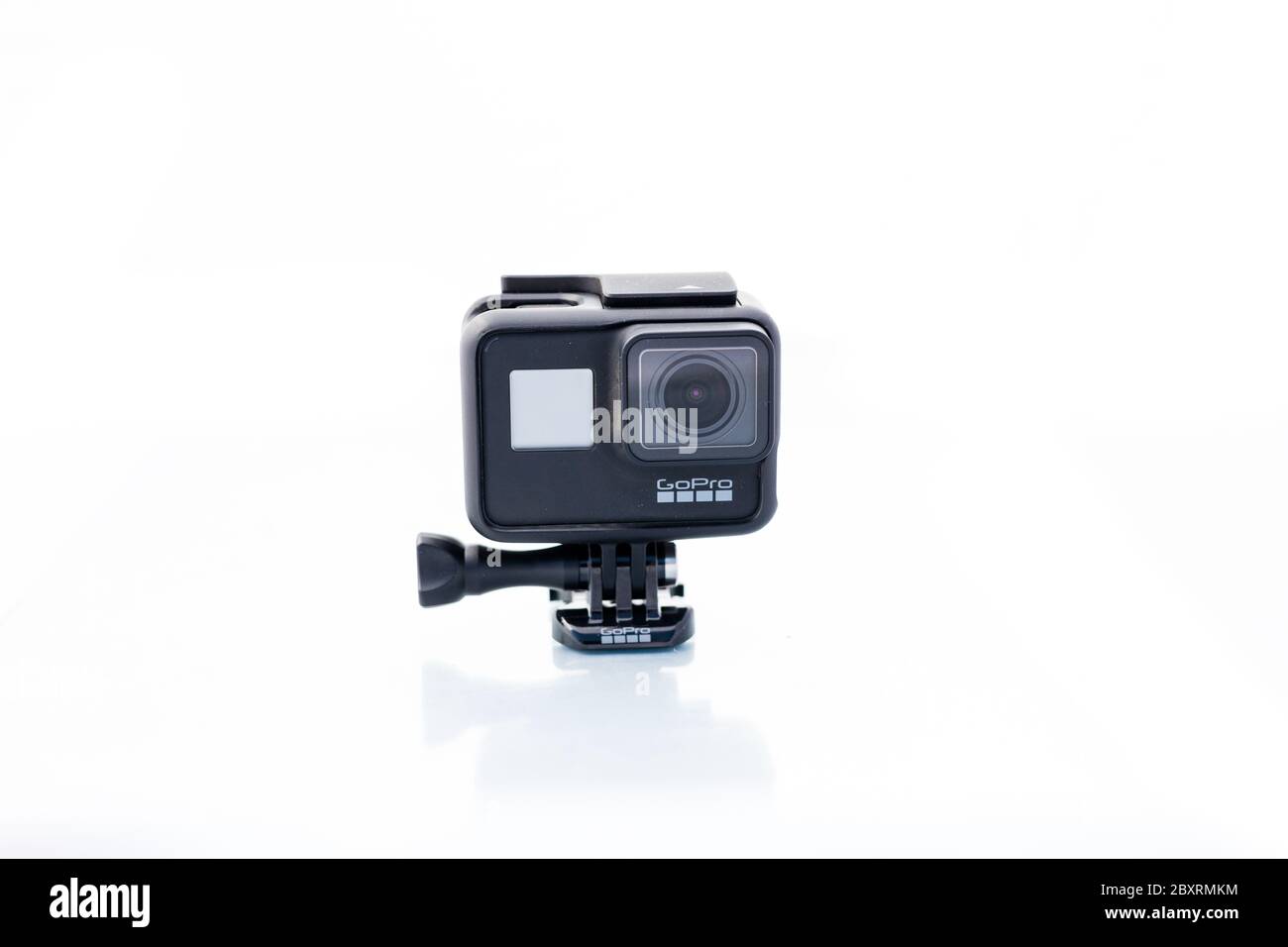 Suffolk, Regno Unito giugno 01 2020: Fotocamera GoPro Hero 7 Black con sfondo bianco chiaro e pulito. GoPro è una piccola Action Camera comunemente usata io Foto Stock