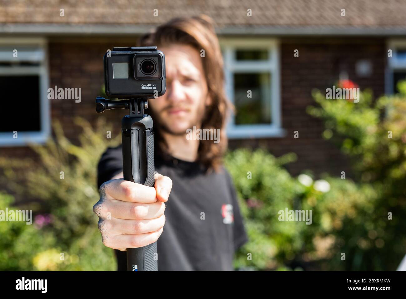 Suffolk, Regno Unito Giugno 01 2020: Una persona ha in mano una GoPro Hero 7 Black, una piccola Action Camera che può essere utilizzata in una varietà di circostanze, è comunemente noi Foto Stock