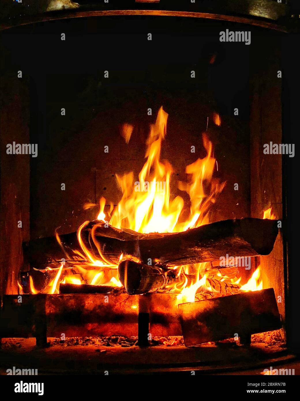 Caminetto caldo che brucia la notte di Natale Foto Stock