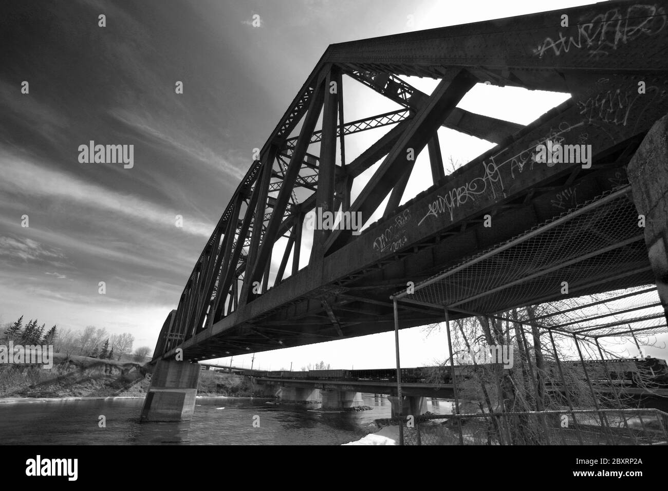 Ponte industriale sospeso sul fiume nel quartiere industriale di Calgary. Foto Stock