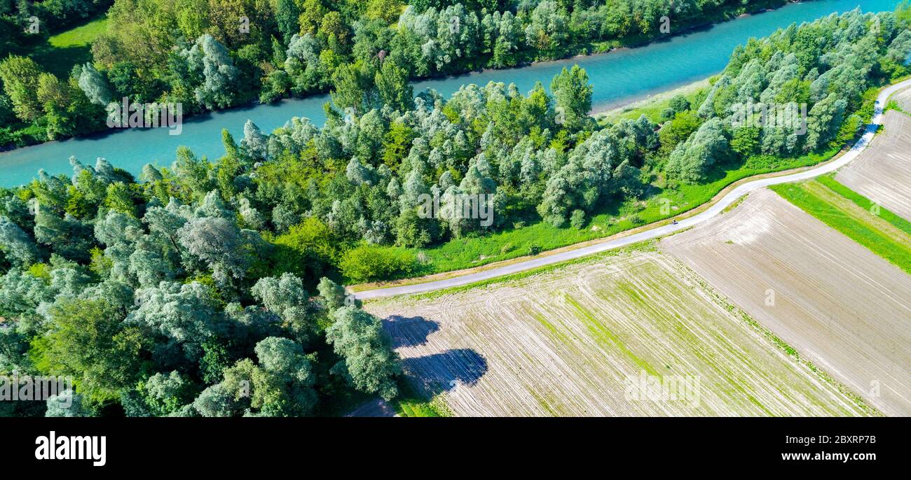 haymaking meccanizzato - vista aerea del drone Foto Stock