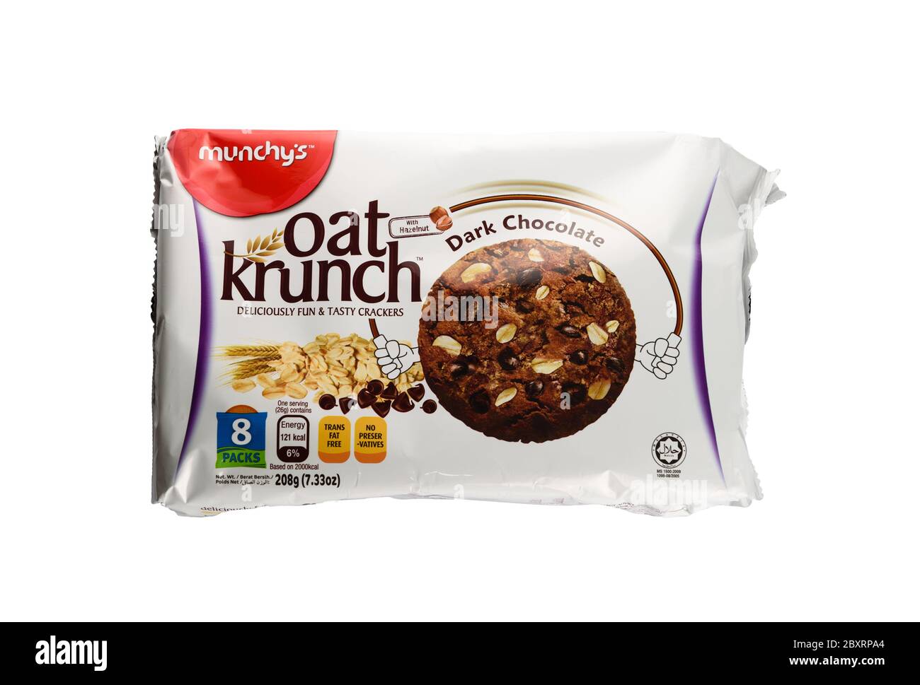 Kuching, Sarawak / Malesia - 10 maggio 2020: Biscotto di avena halal di krunch oat con sapore di cioccolato fondente del marchio munchy in un pacchetto su sfondo bianco Foto Stock