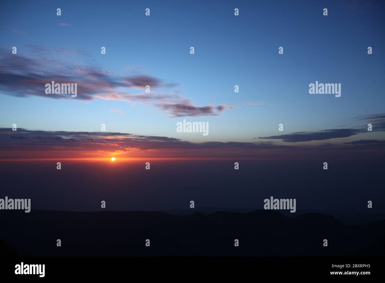 Bellissima alba sull'isola di Tenerife - vista dalla cima del vulcano Teide. Foto Stock