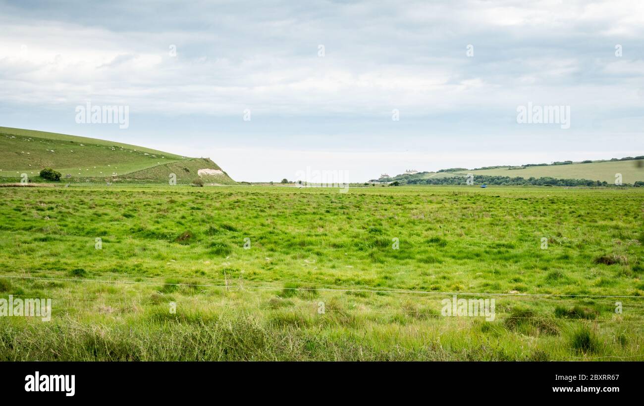 Pianure alluvionali, Cuckmere Haven, South Downs, Inghilterra. Le pianure di Cuckmere Haven che conducono alle colline di gesso dei Downs del Sud, Inghilterra. Foto Stock