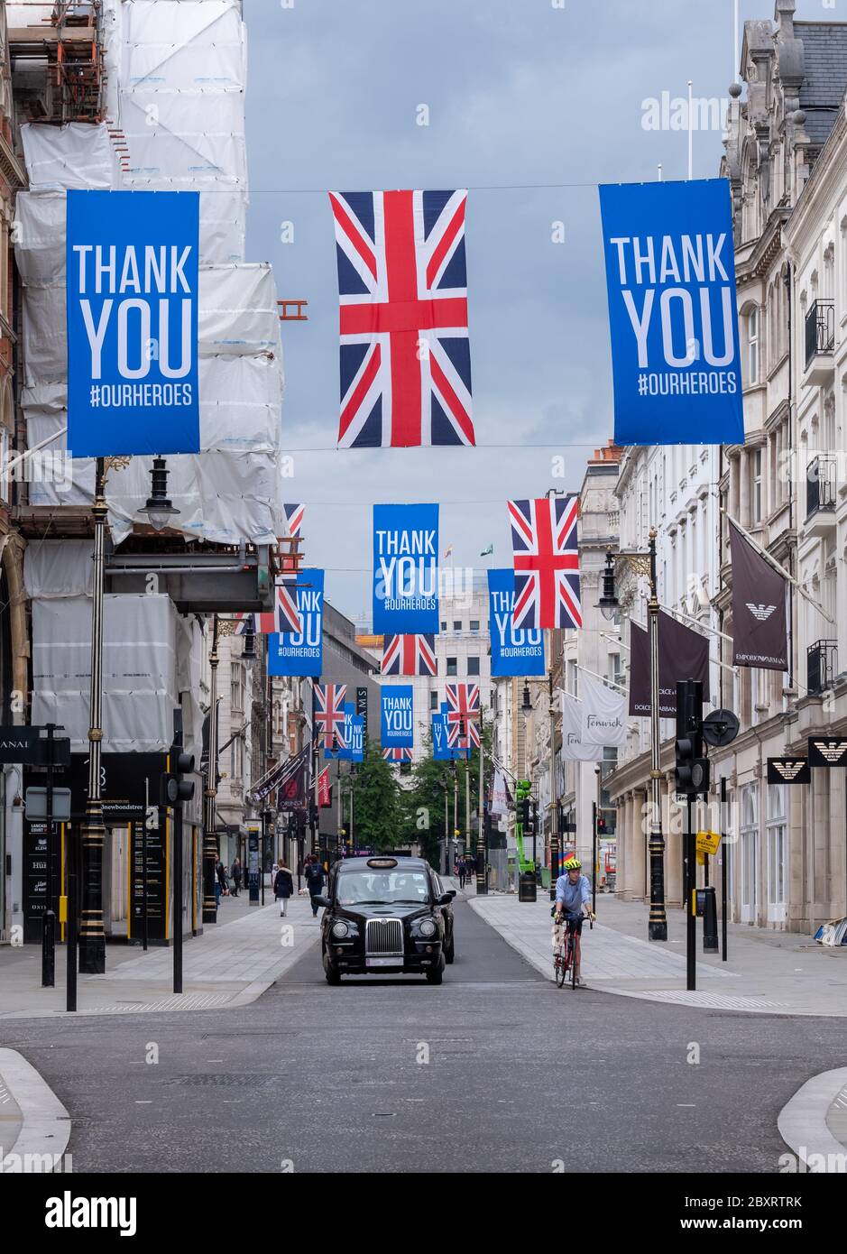 New Bond Street, Londra UK, iconica via dello shopping di lusso, fotografata durante la pandemia di Coronavirus, con striscioni che ringraziano l'NHS e i lavoratori chiave Foto Stock