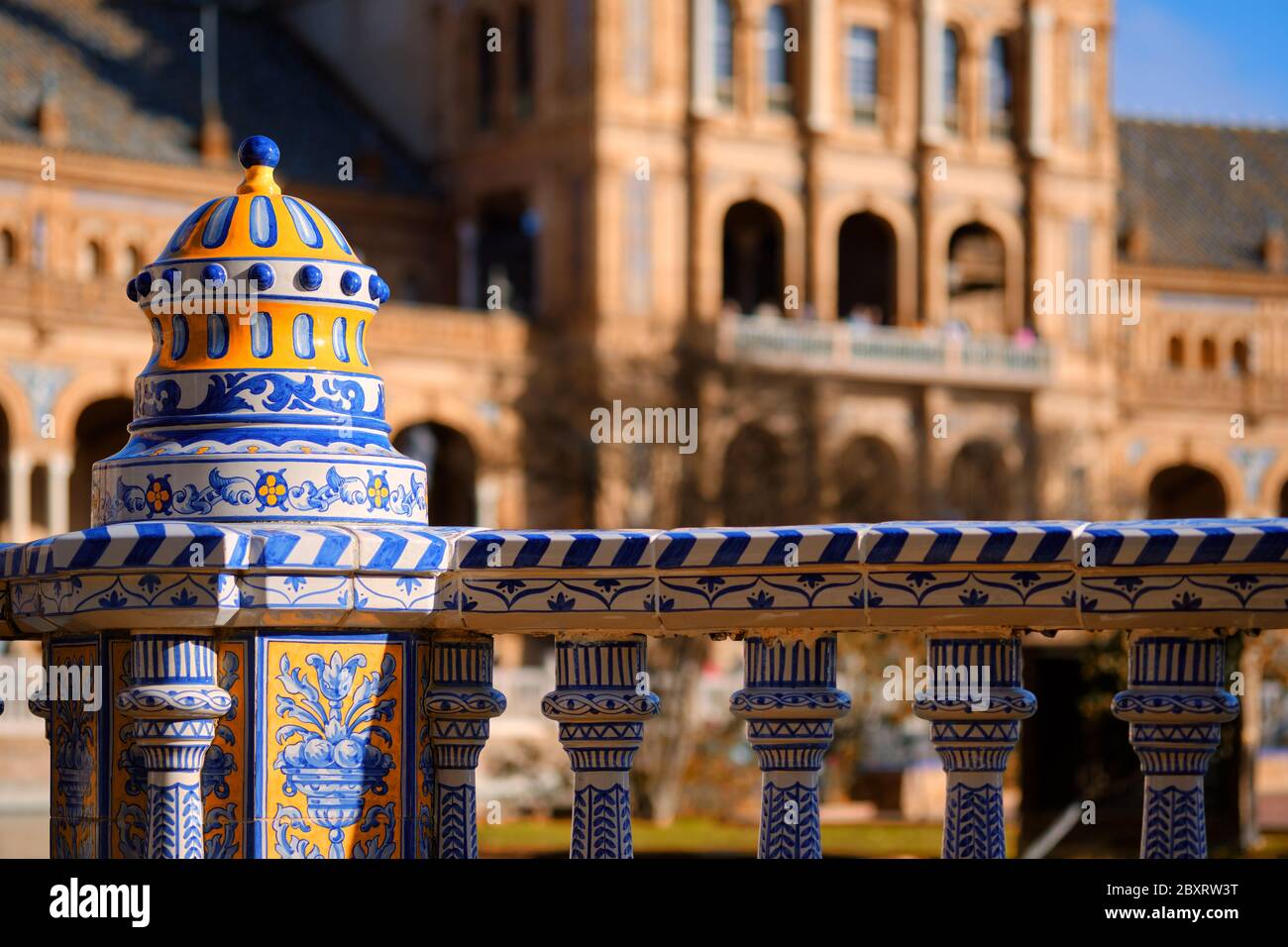Primo piano vista ringhiere in ceramica di colore bianco blu dettagli architettonici di Plaza de Espana. Punto di riferimento principale della città di Siviglia. Andalusia. Spagna Foto Stock