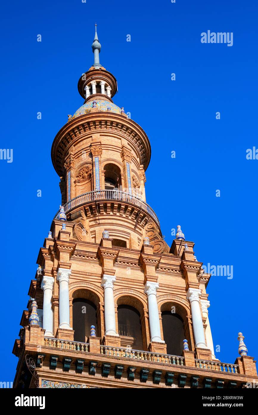Antica architettura torre vista in Plaza de España contro il blu cielo soleggiato e chiaro. Principale punto di riferimento popolare luogo per i turisti, Spagna Foto Stock