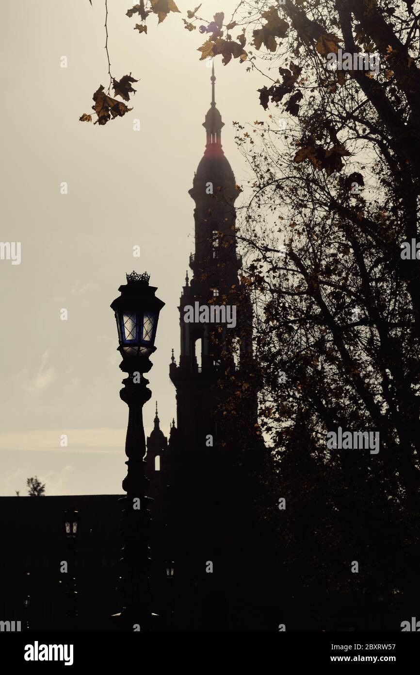 Silhouette architettonica contro il cielo limpido dell'antica torre in Plaza de Espana, principale punto di riferimento della città di Siviglia. Andalusia, Spagna Foto Stock