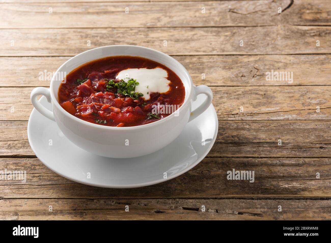 Tradizionale ucraino russo borsch. Zuppa di barbabietole su spazio di copia di legno del tavolo Foto Stock