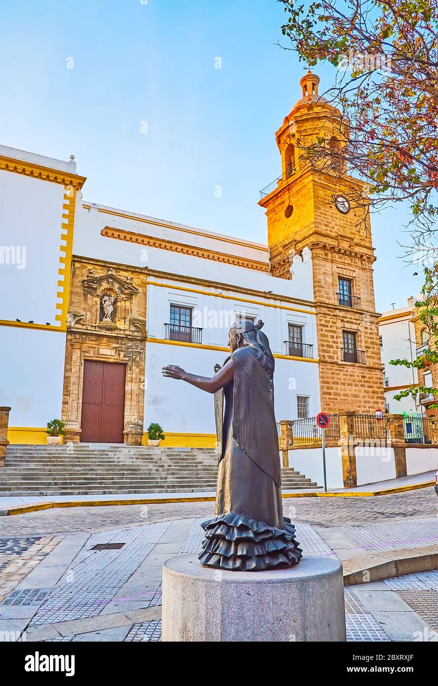 Il monumento alla cantante pena Flamenca, famosa come la Perla de Cadiz (Perl di Cadice), situato in via Santo Domingo di fronte alla facciata e campana Foto Stock