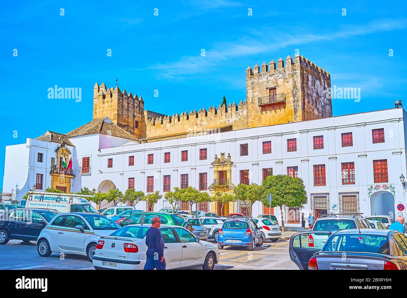 ARCOS, SPAGNA - 23 SETTEMBRE 2019: La piazza del Cabildo apre la vista sul castello ducale medievale (castillo) con alte torri in pietra, bastione Foto Stock