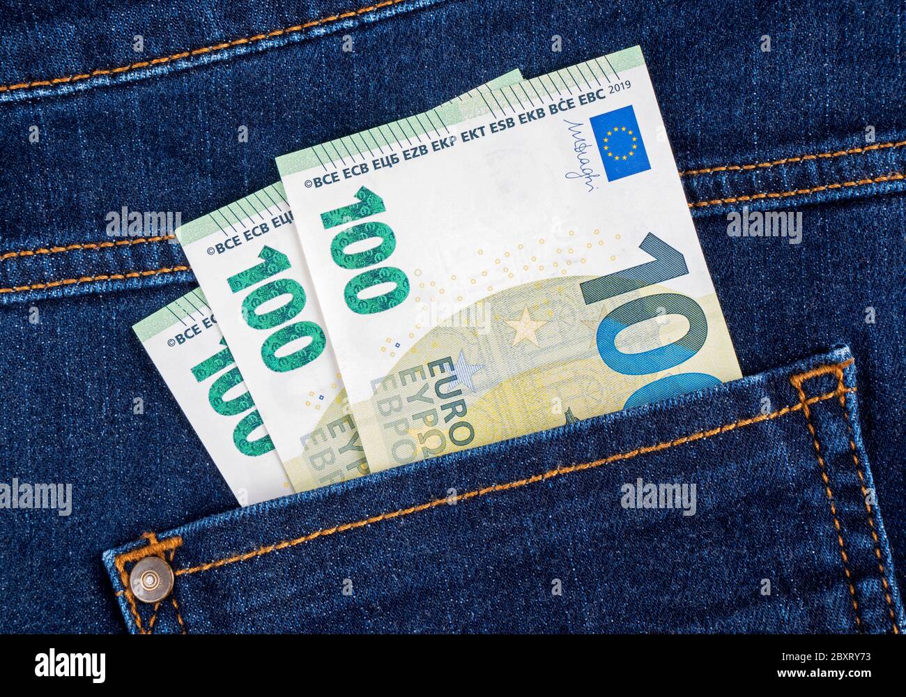 Banconote in euro nelle tasche dei pantaloni jeans Foto Stock