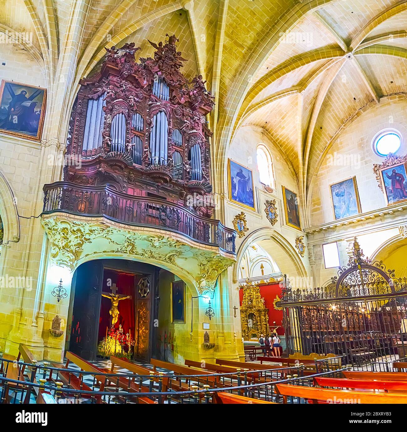 ARCOS, SPAGNA - 23 SETTEMBRE 2019: Interno della Chiesa di San Pedro con organo in legno ornato, dipinti dei Santi, volta scolpita in stile Isabelino, su se Foto Stock