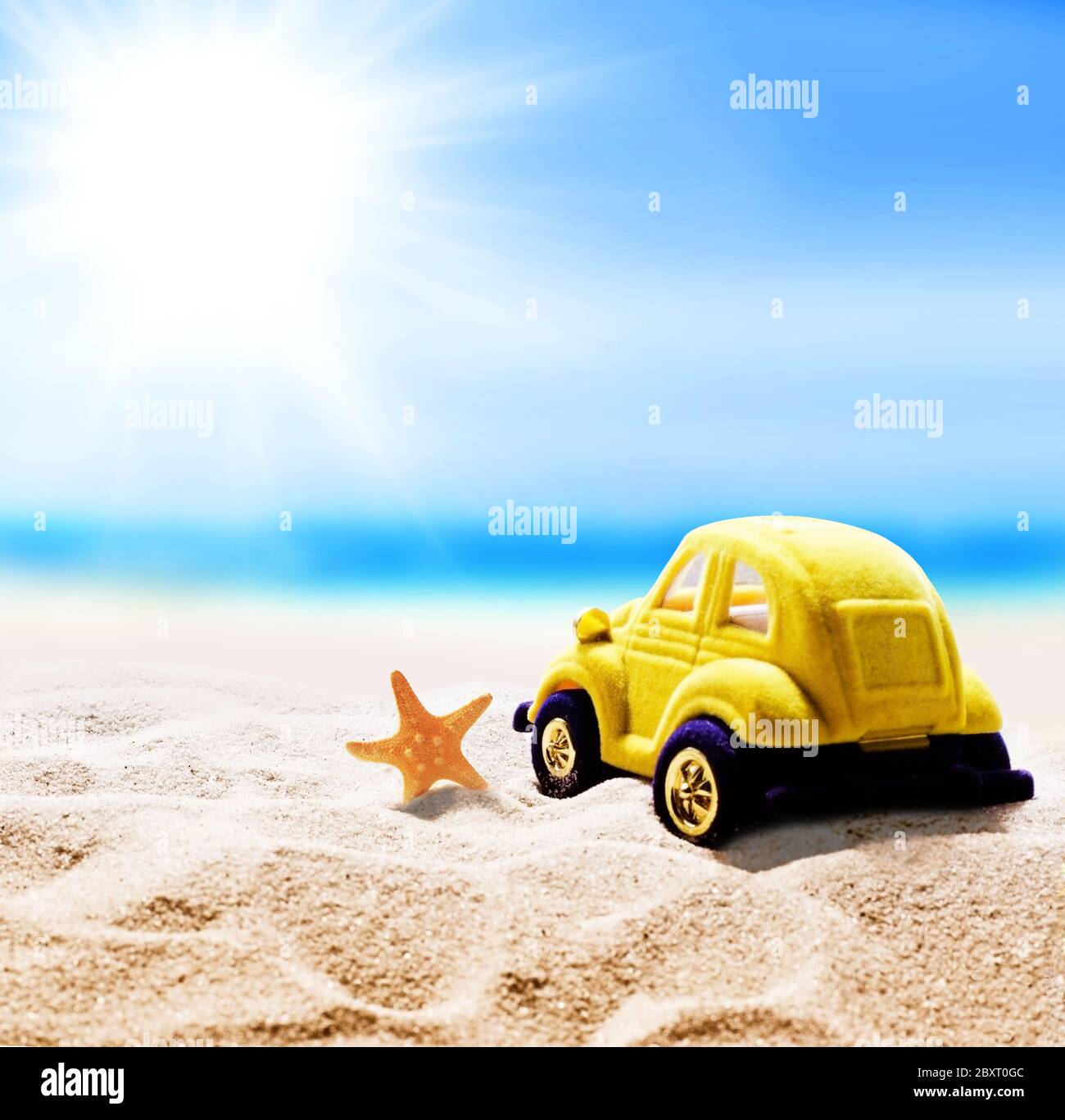 Lviv, Ucraina-04 giugno 2020: Spiaggia estiva con stelle marine e auto giocattolo in sabbia bianca. Foto Stock