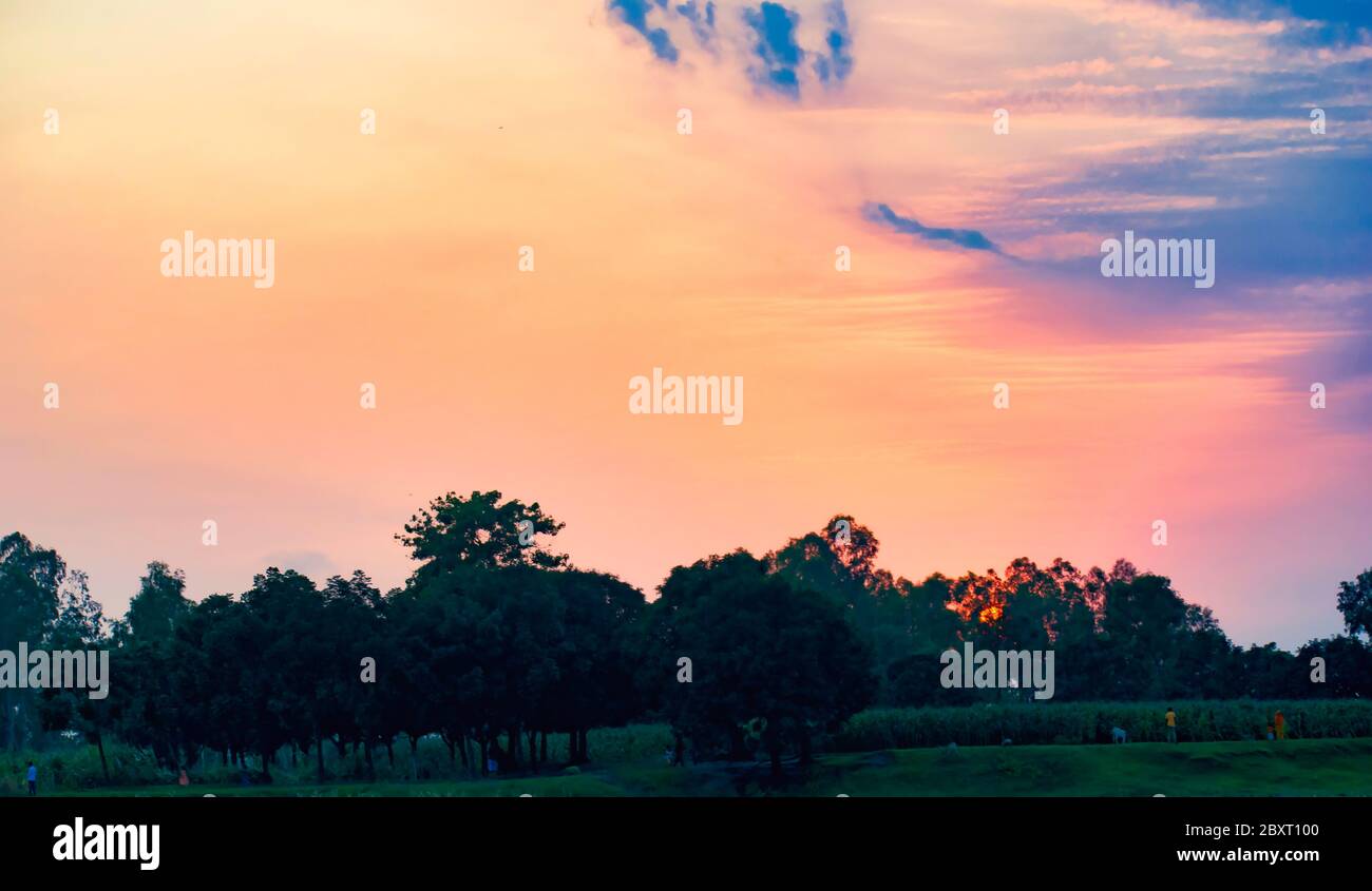 Tramonto, noto anche come il tramonto, il quotidiano scomparsa del sole sotto l'orizzonte dovuto alla rotazione della Terra. Foto Stock