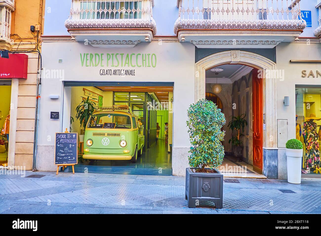 CADIZ, SPAGNA - 23 SETTEMBRE 2019: L'autobus vintage Volkswagen attrae la gente a visitare il gelato interesing cafe in Calle Ancha, il 23 settembre a CA Foto Stock