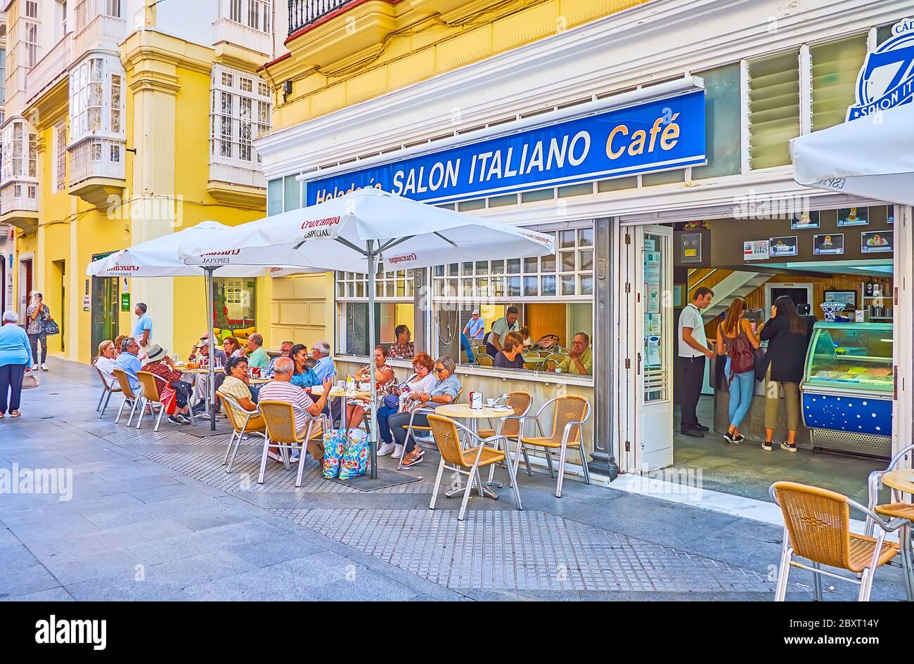 CADIZ, SPAGNA - 23 SETTEMBRE 2019: La terrazza all'aperto affollata di piccolo caffè di pasticceria in Calle Ancha, il 23 settembre a Cadice Foto Stock