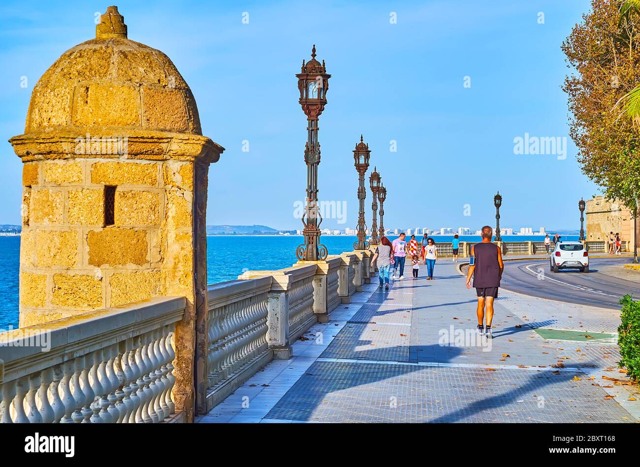 CADICE, SPAGNA - 23 SETTEMBRE 2019: La passeggiata sull'oceano è un bel posto per fare una passeggiata di un giorno, fare jogging e visitare la città; vanta una vista mozzafiato sul mare, presè Foto Stock