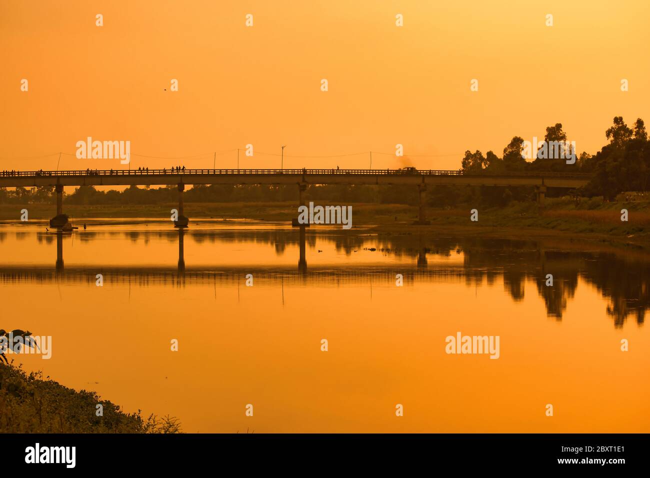 Tramonto, noto anche come il tramonto, il quotidiano scomparsa del sole sotto l'orizzonte dovuto alla rotazione della Terra. Foto Stock