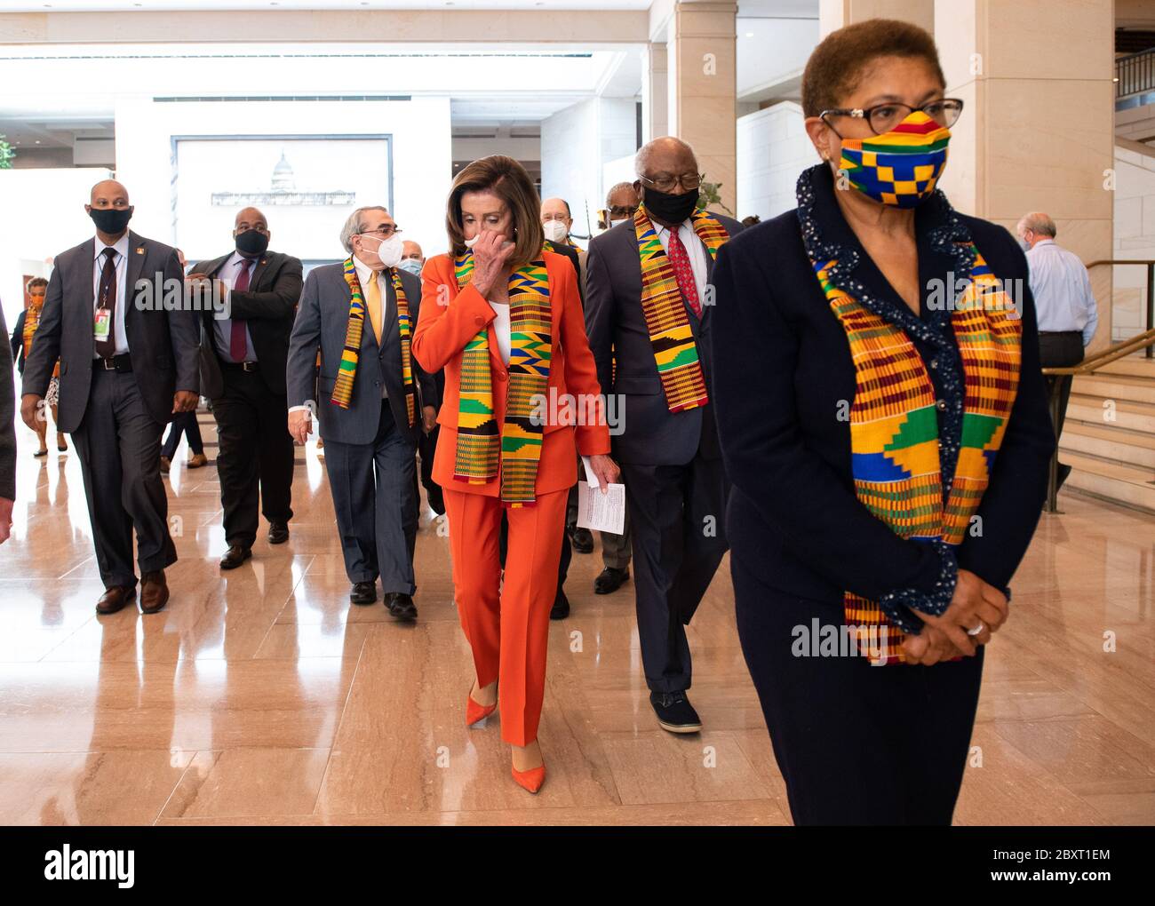 Washington, Stati Uniti. 8 giugno 2020. Il relatore della Camera Nancy Pelosi, D-California, lascia un momento di silenzio con i colleghi legislatori dopo aver onorato la morte di George Floyd, al Campidoglio degli Stati Uniti a Washington, DC, lunedì 8 giugno 2020. L'oratore Pelosi e il leader della minoranza del Senato Schumer hanno guidato un momento di silenzio per otto minuti e 46 secondi come tributo a George Floyd, L'uomo afro-americano disarmato, morto dopo un ex poliziotto di Minneapolis, ha fissato il ginocchio sul collo di Floyd durante un arresto per quel periodo di tempo. Foto di Kevin Dietsch/UPI Credit: UPI/Alamy Live News Foto Stock