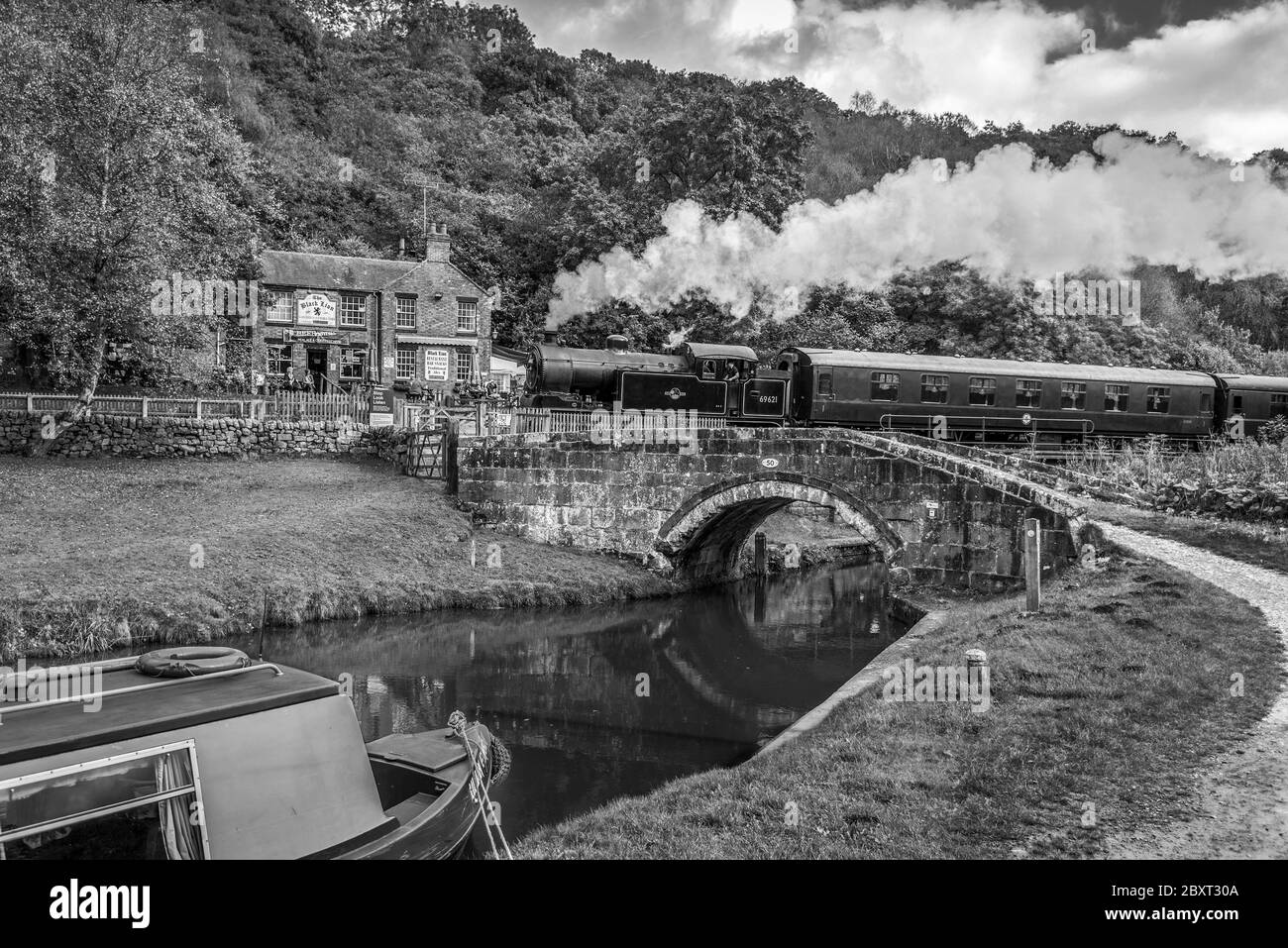 Black Lion pub Consall sulla Churnet Valley Railway. Treno a vapore Foto Stock