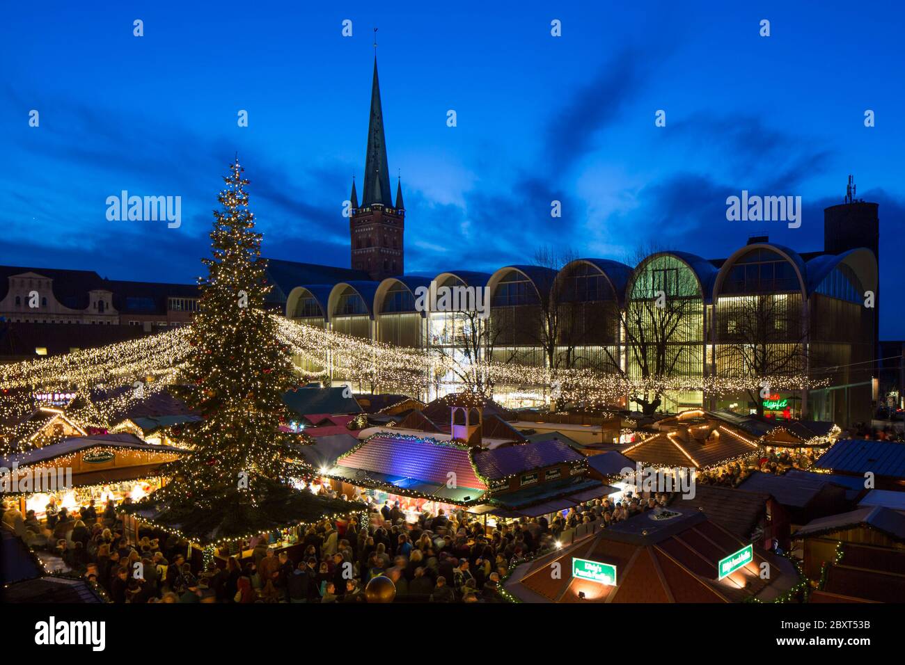 Enorme albero di Natale decorato durante la fiera di Natale sul mercato posto di fronte al municipio di Lübeck / Lubecca, Schleswig-Holstein, Germania Foto Stock