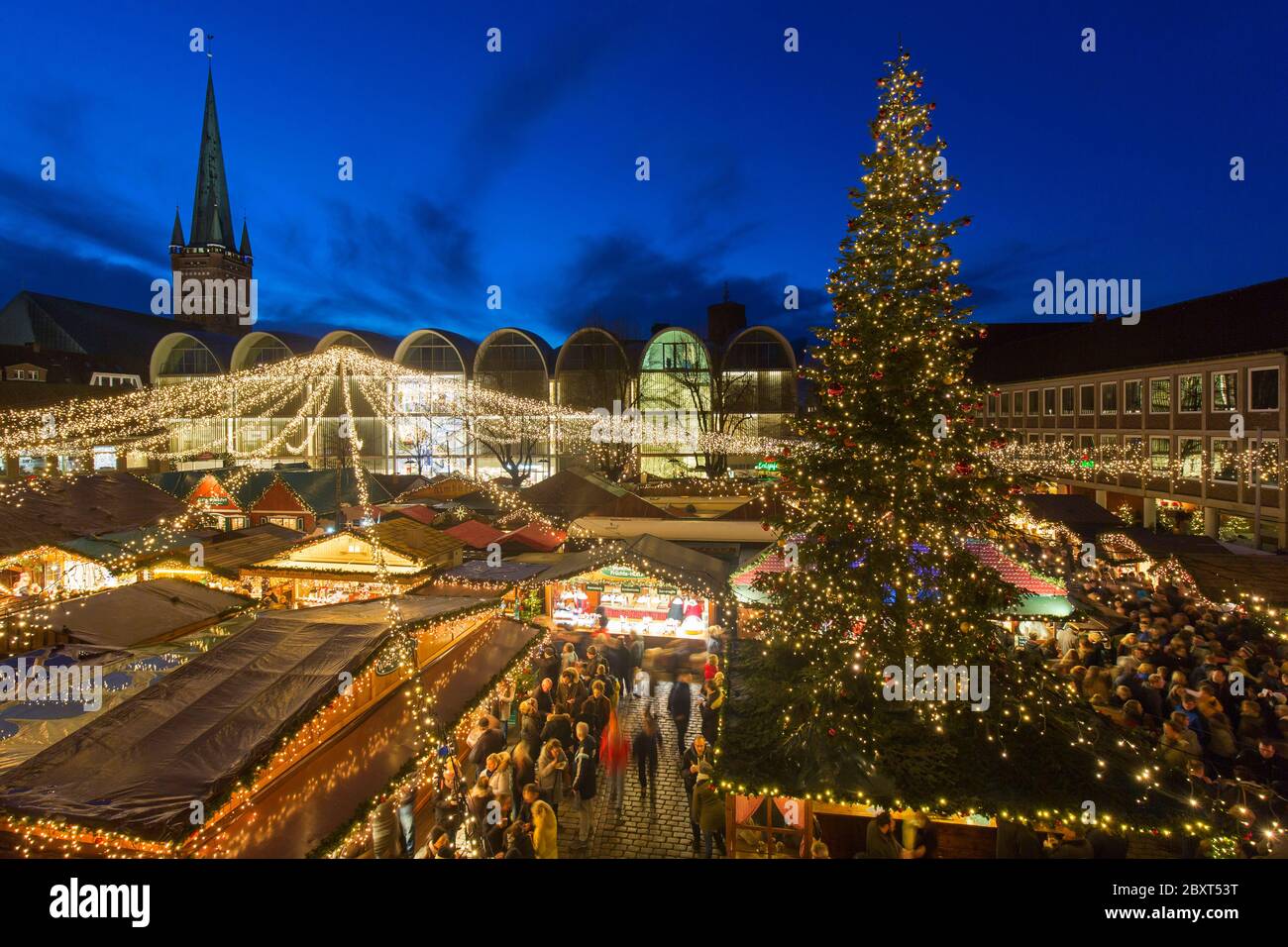 Enorme albero di Natale decorato durante la fiera di Natale sul mercato posto di fronte al municipio di Lübeck / Lubecca, Schleswig-Holstein, Germania Foto Stock
