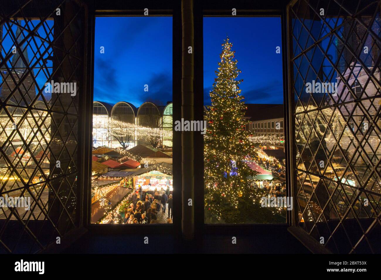 Enorme albero di Natale decorato durante la fiera di Natale sul mercato posto di fronte al municipio di Lübeck / Lubecca, Schleswig-Holstein, Germania Foto Stock