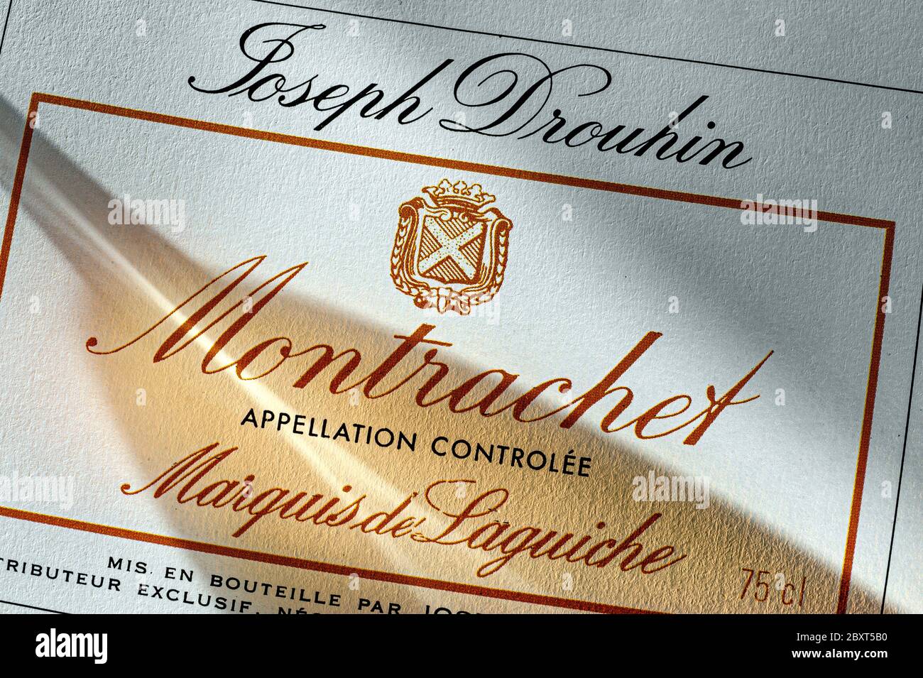 "Le Montrachet" Grand Cru fine Chardonnay dal Marchese de Laguiche /Joseph Drouhin con l'ombra di bicchiere di vino su etichetta bottiglia di vino Borgogna Francia Foto Stock