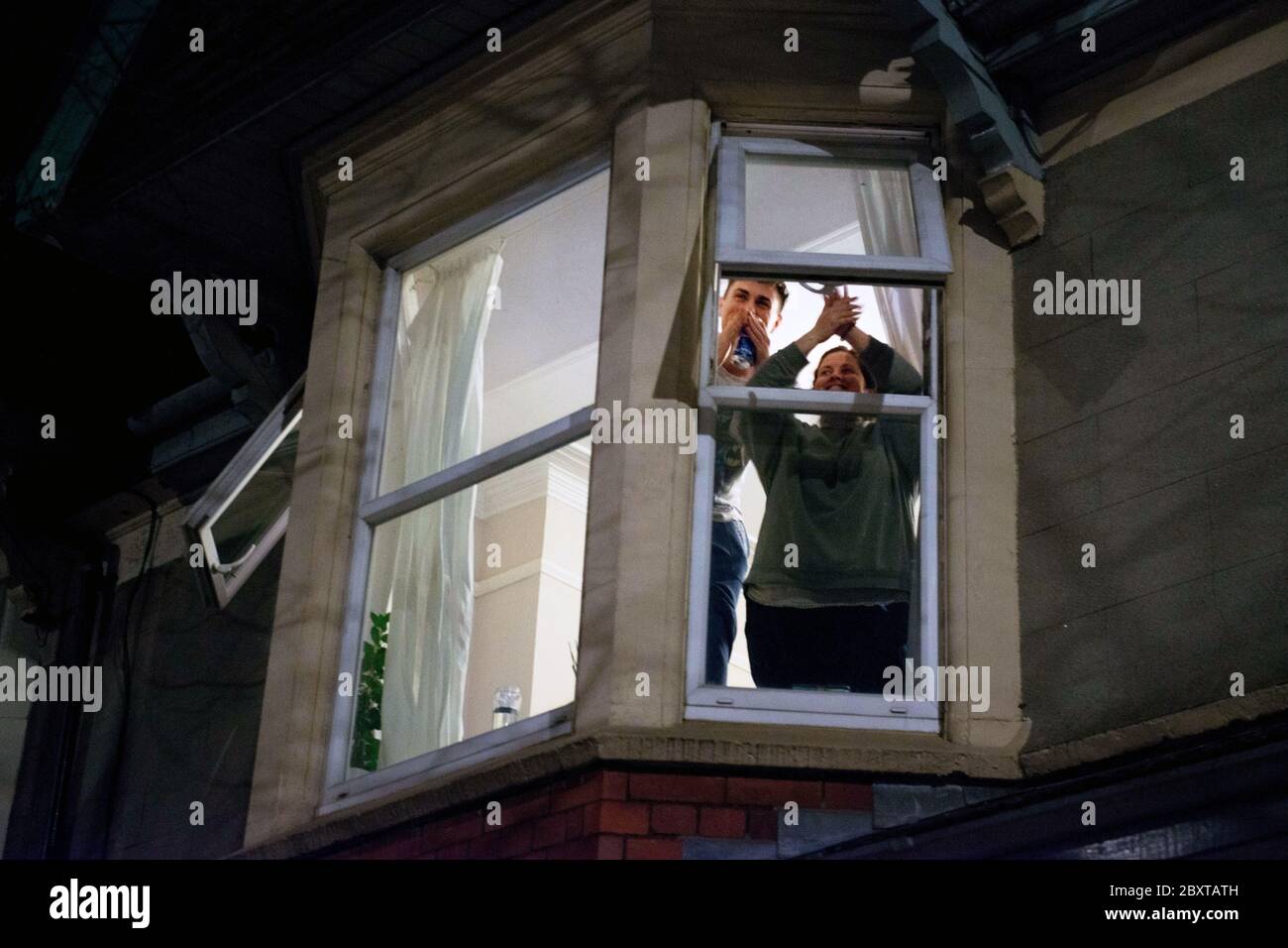 Il giovedì alle 20:00 applausi per il NHS durante la pandemia di coronavirus a Cardiff Galles UK Foto Stock