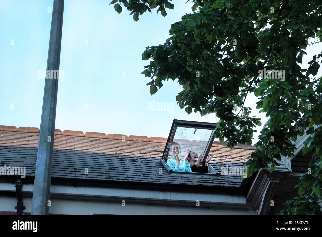 Il giovedì alle 20:00 applausi per il NHS durante la pandemia di coronavirus a Cardiff Galles UK Foto Stock