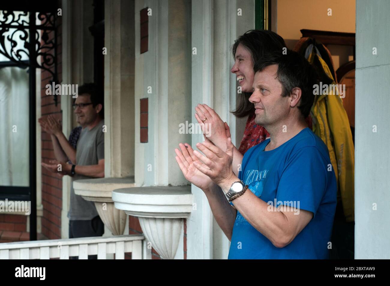 Il giovedì alle 20:00 applausi per il NHS durante la pandemia di coronavirus a Cardiff Galles UK Foto Stock