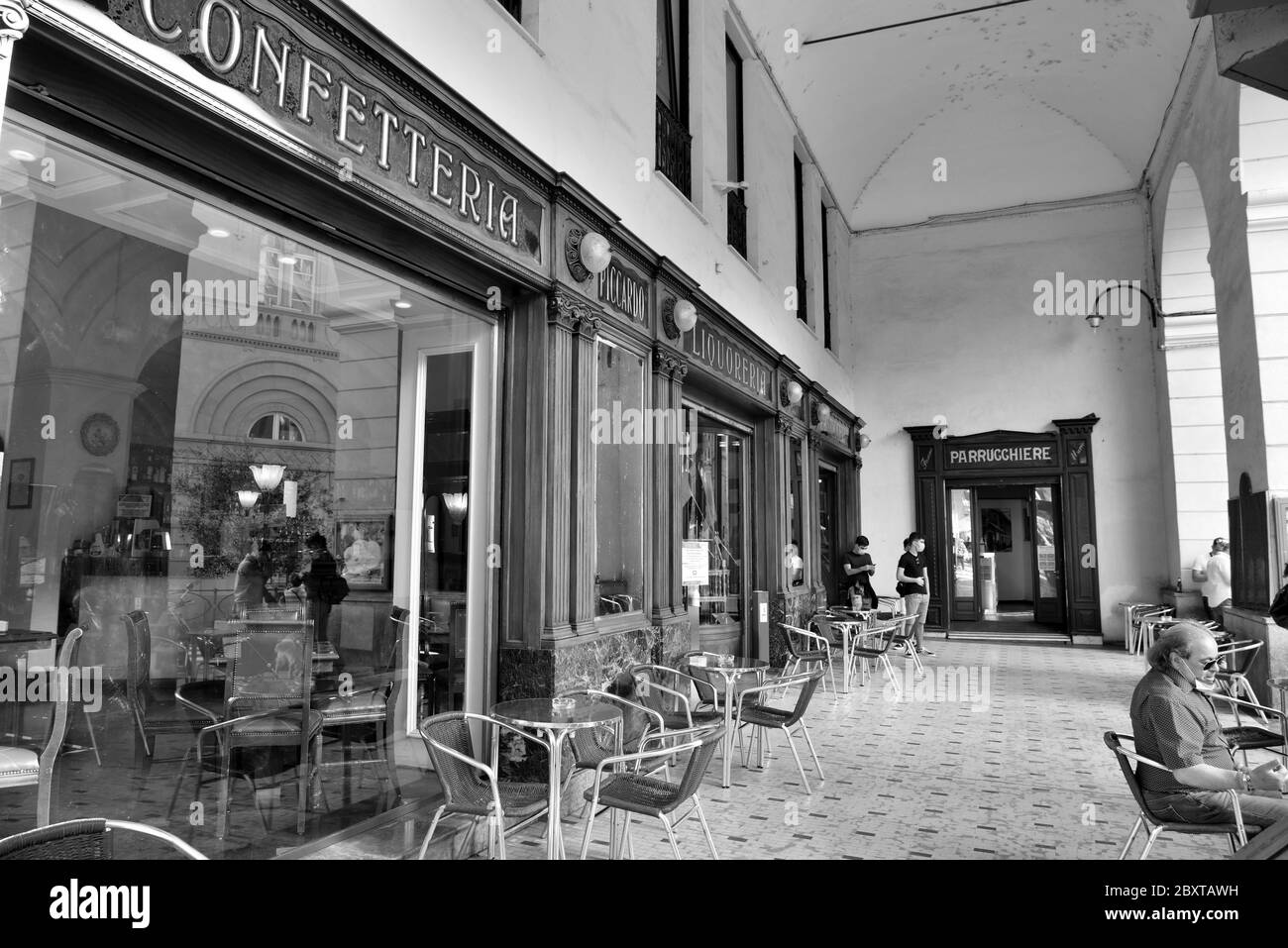 Persone elegante caffè storico: Piccardo esistente dal 1905 maggio 30 agosto 2020 Imperia Italia Foto Stock