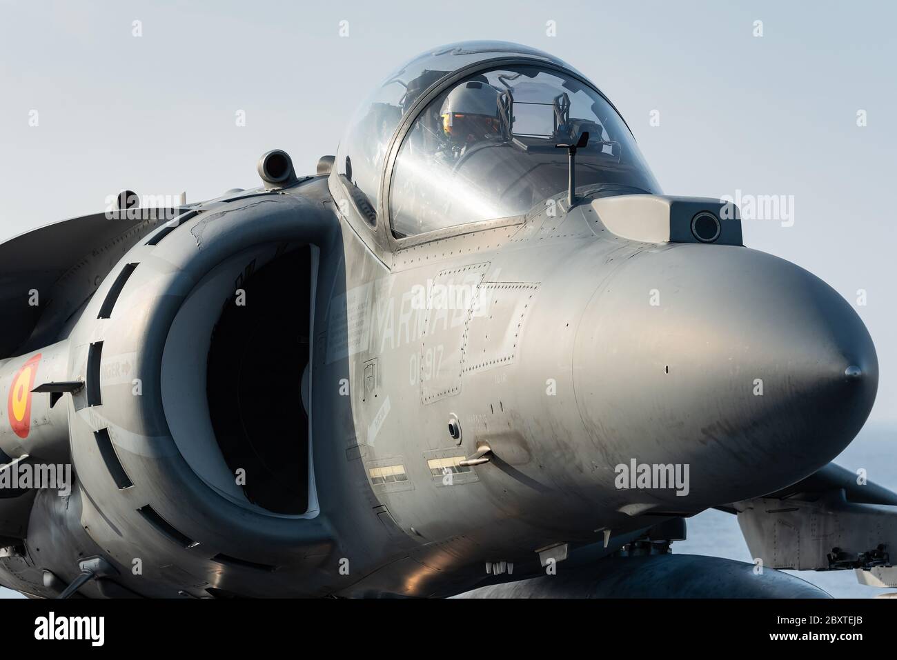 Un jet da caccia McDonnell Douglas AV-8B Harrier II della marina spagnola è pronto per atterrare alla portaerei Juan carlos i della marina spagnola. Foto Stock