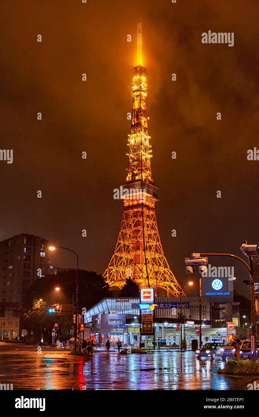 Tokyo / Giappone - 19 ottobre 2017: Torre di Tokyo illuminata che si riflette nelle strade bagnate di Tokyo durante una notte piovosa Foto Stock