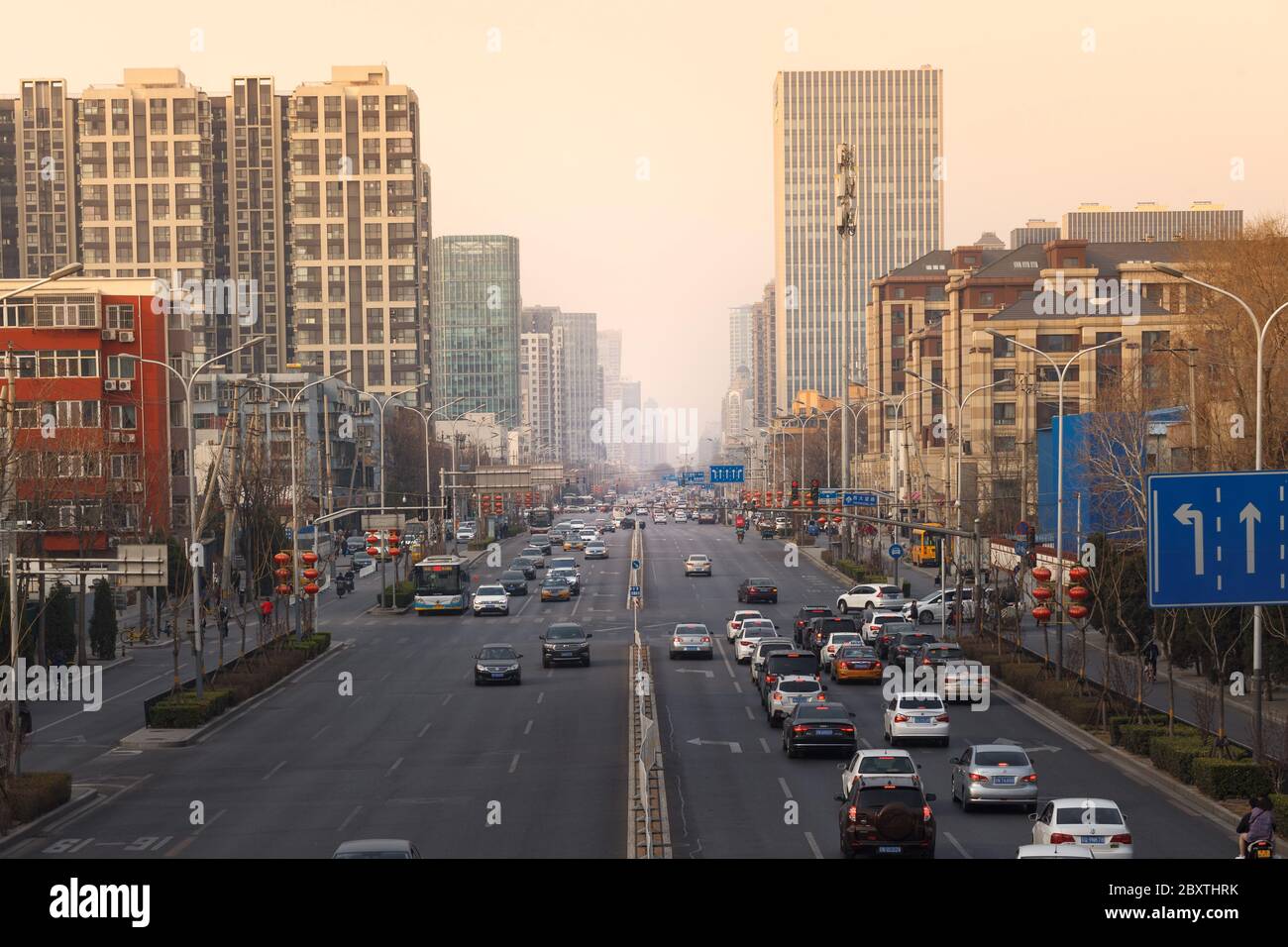 Pechino / Cina : Dawang Road durante una giornata leggermente inquinata ma soleggiata. Vista da un ponte pedonale vicino alla stazione di Beigongda Ximen. Foto Stock