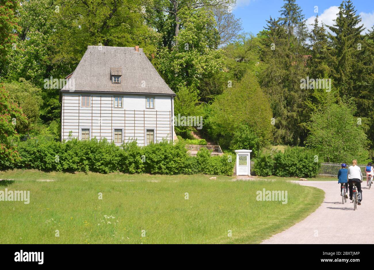 Weimar, casa giardino della Germania dello scrittore tedesco Goethe nel parco con persone che passano in bicicletta Foto Stock