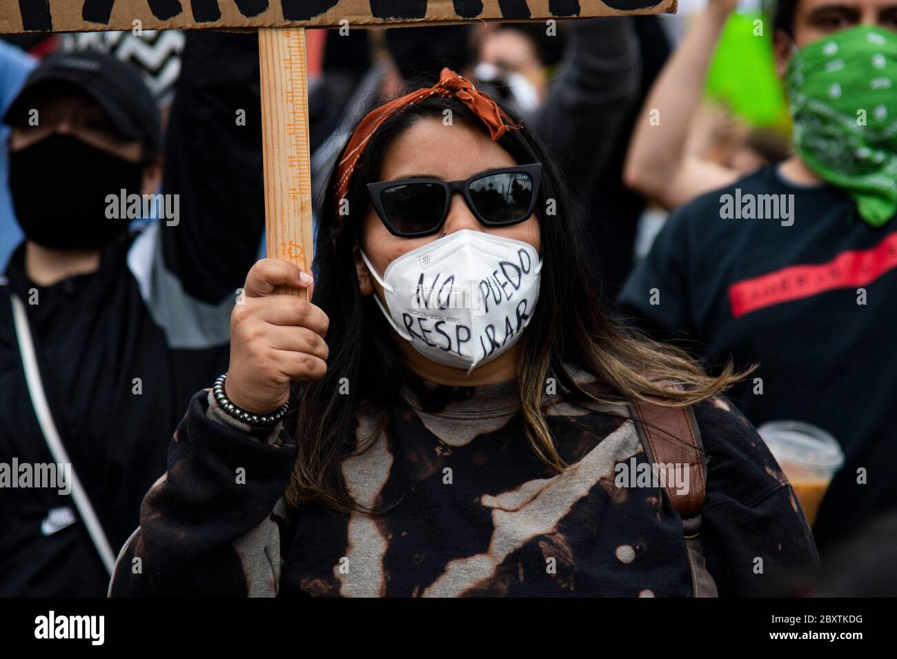 Protester indossando una maschera facciale con le parole 'non posso respirare' in spagnolo ad una dimostrazione che onora George Floyd a Los Angeles, California Foto Stock