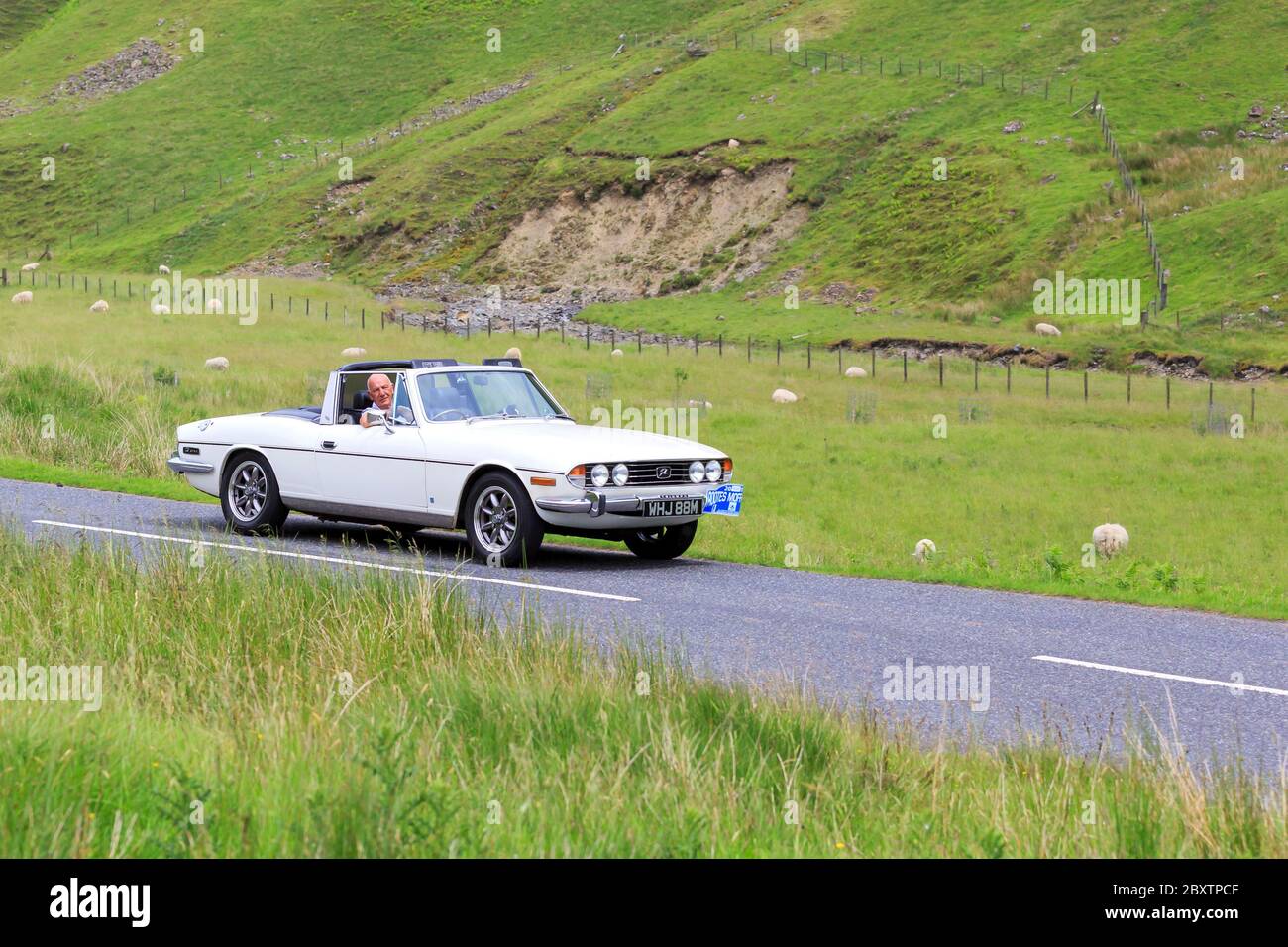 MOFFAT, SCOZIA - 29 GIUGNO 2019: 1973 Triumph Stag Convertibile in un classico rally auto in rotta verso la città di Moffat, Dumfries e Gallowa Foto Stock