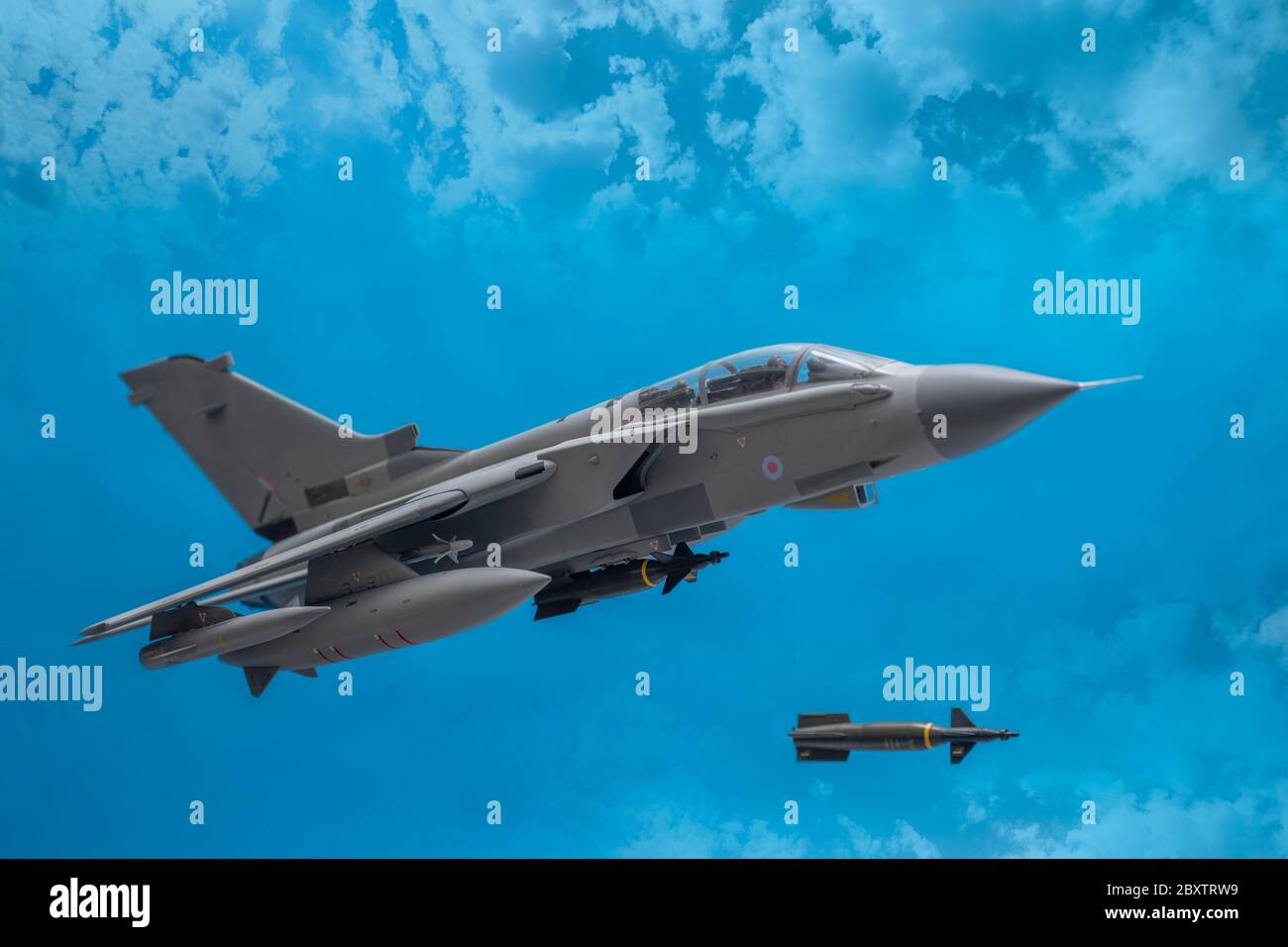 Simulazione di una RAF Panavia Tornado che rilascia una bomba guidata da laser Paveway Foto Stock
